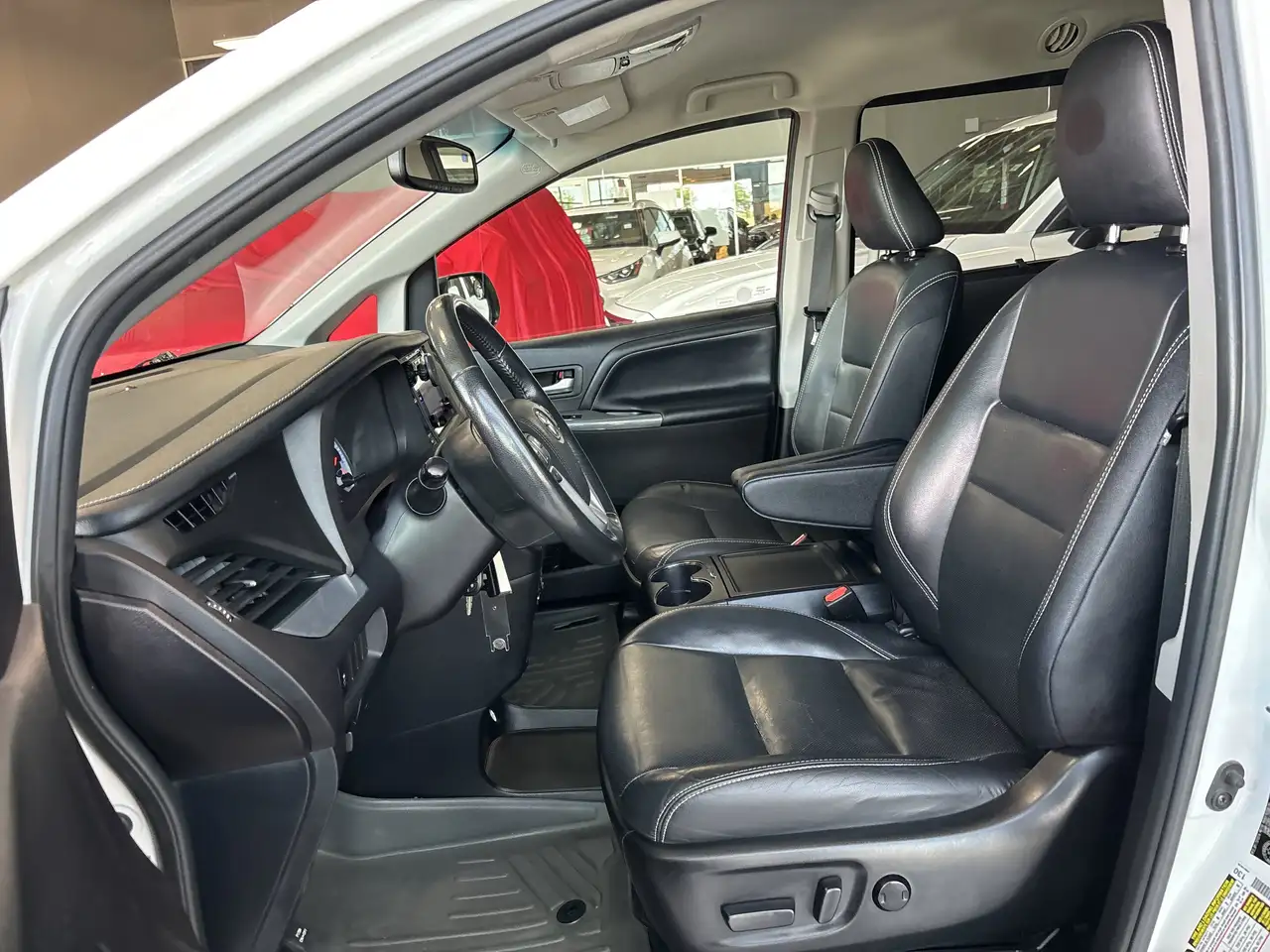 Toyota Sienna photo Toyota Sienna