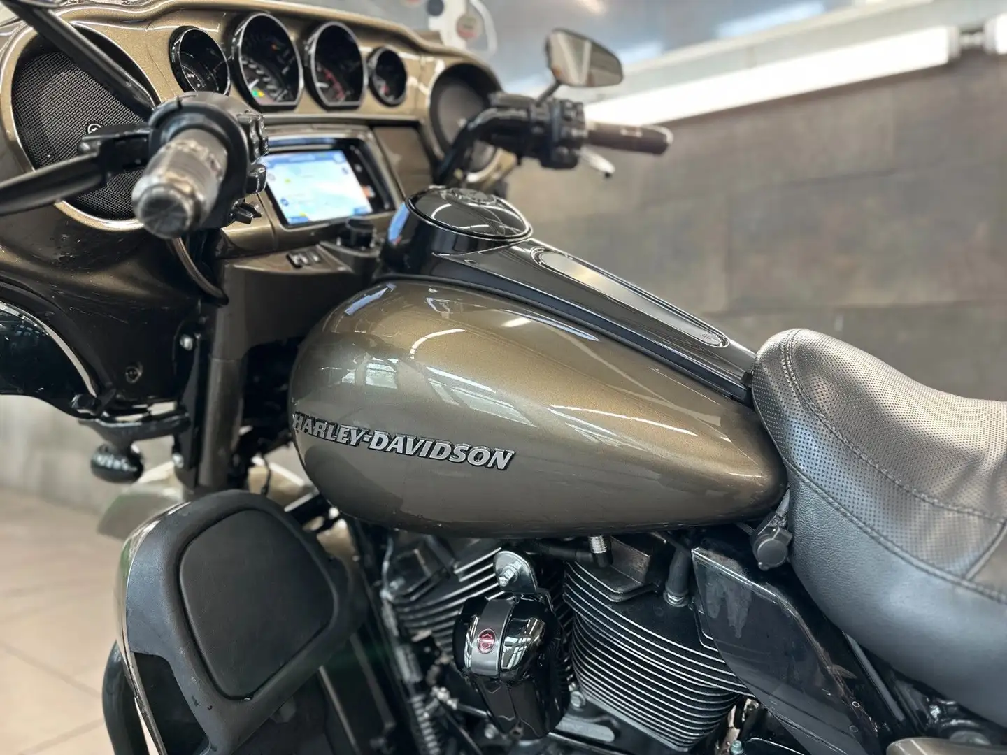 Harley-Davidson Ultra Limited FLHTKSE CVO Street Glide 117ci Hnědá - 2