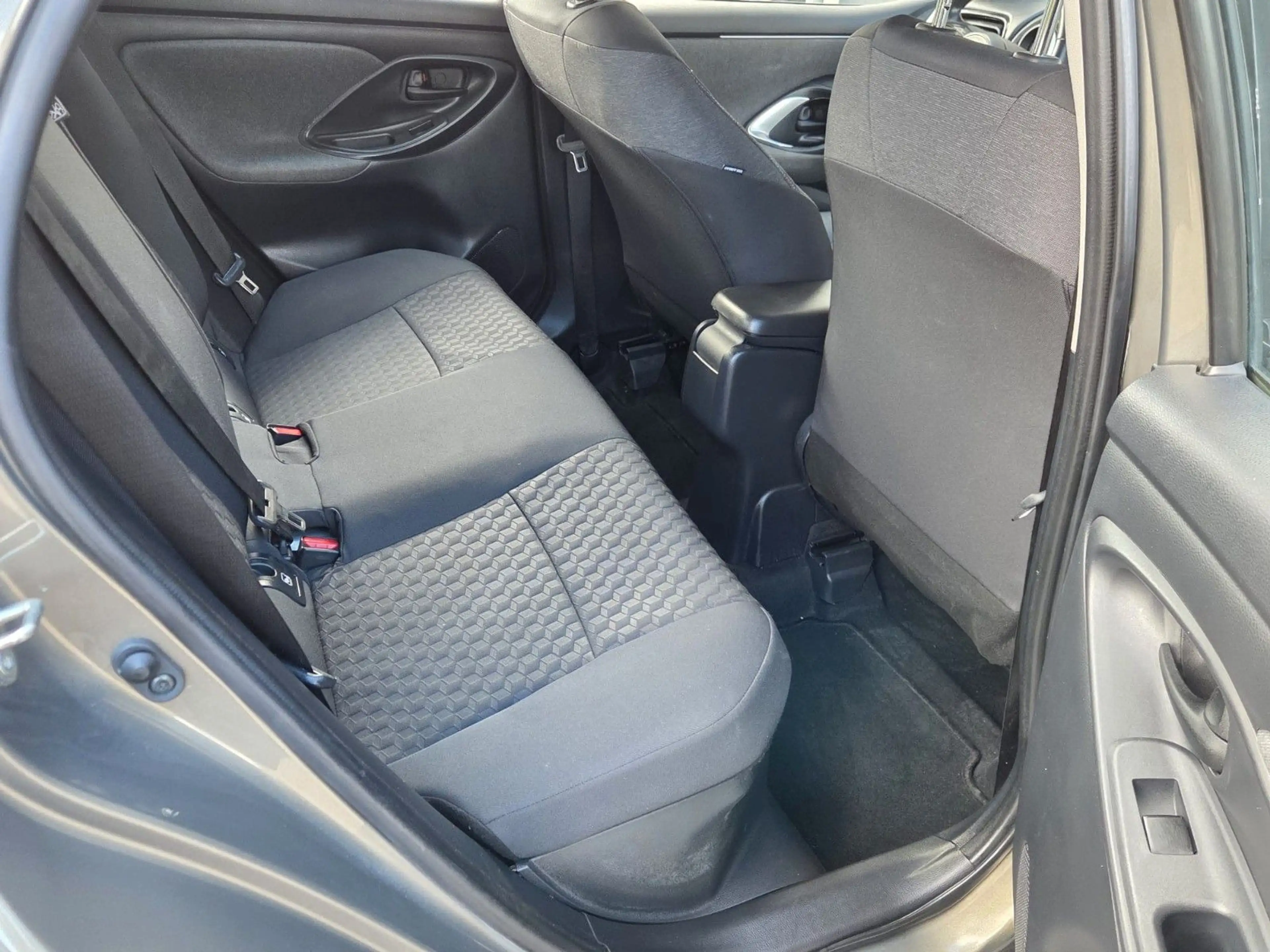 Toyota Yaris Hybrid Style 1.5/KLIMAATM/NAVI/TEMPOMAT — photo 14