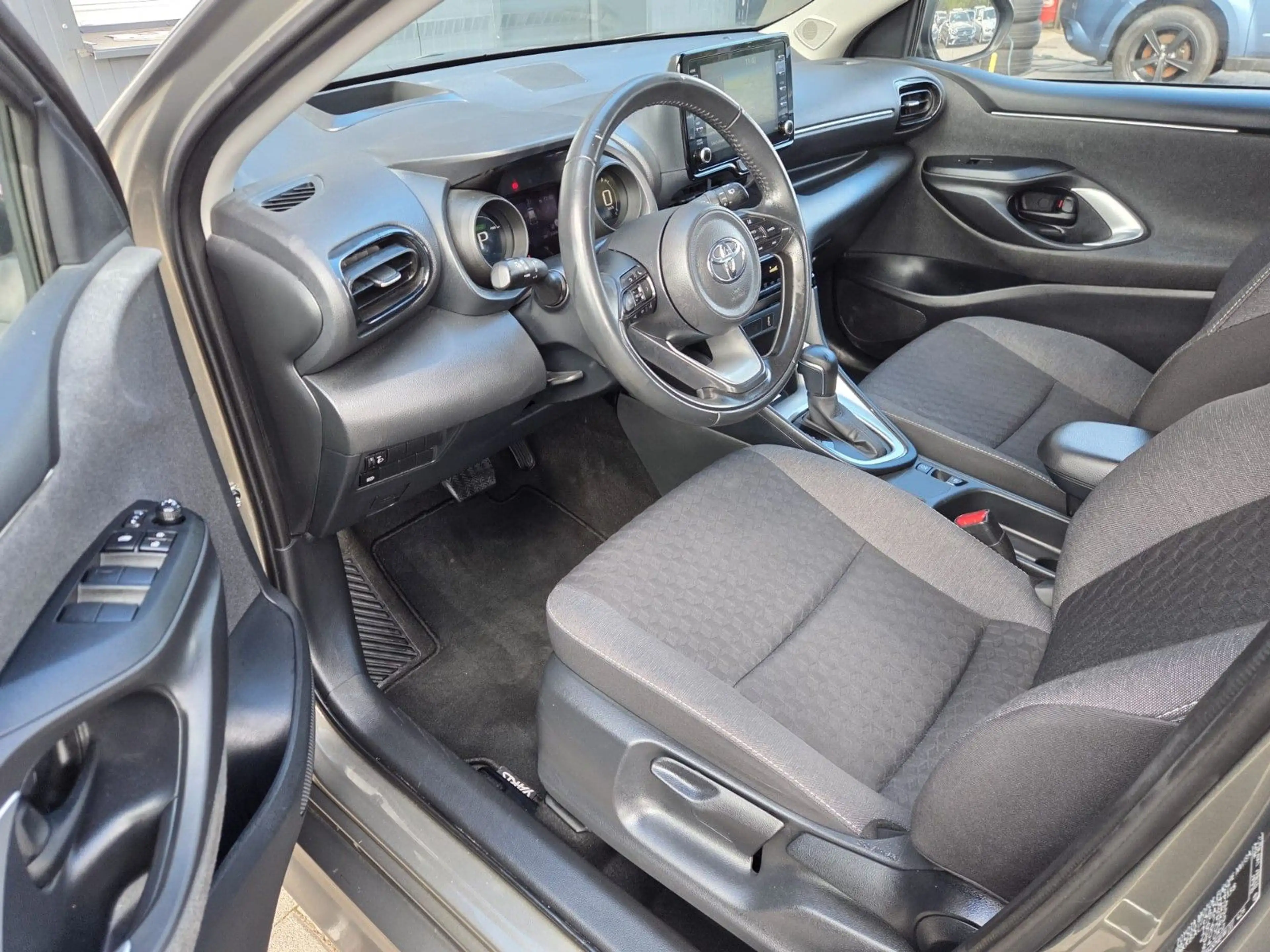 Toyota Yaris Hybrid Style 1.5/KLIMAATM/NAVI/TEMPOMAT — photo 12
