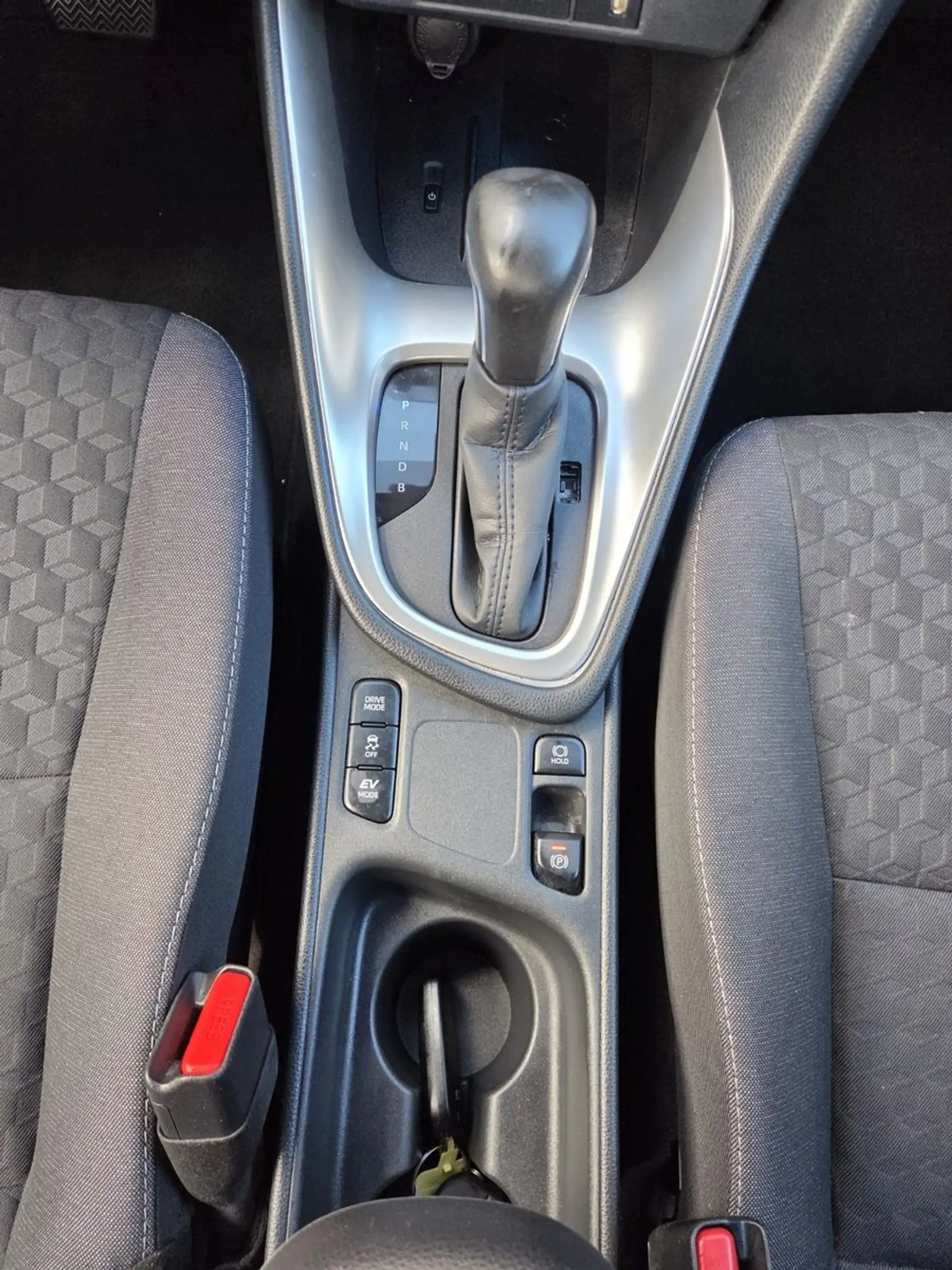 Toyota Yaris Hybrid Style 1.5/KLIMAATM/NAVI/TEMPOMAT — photo 11