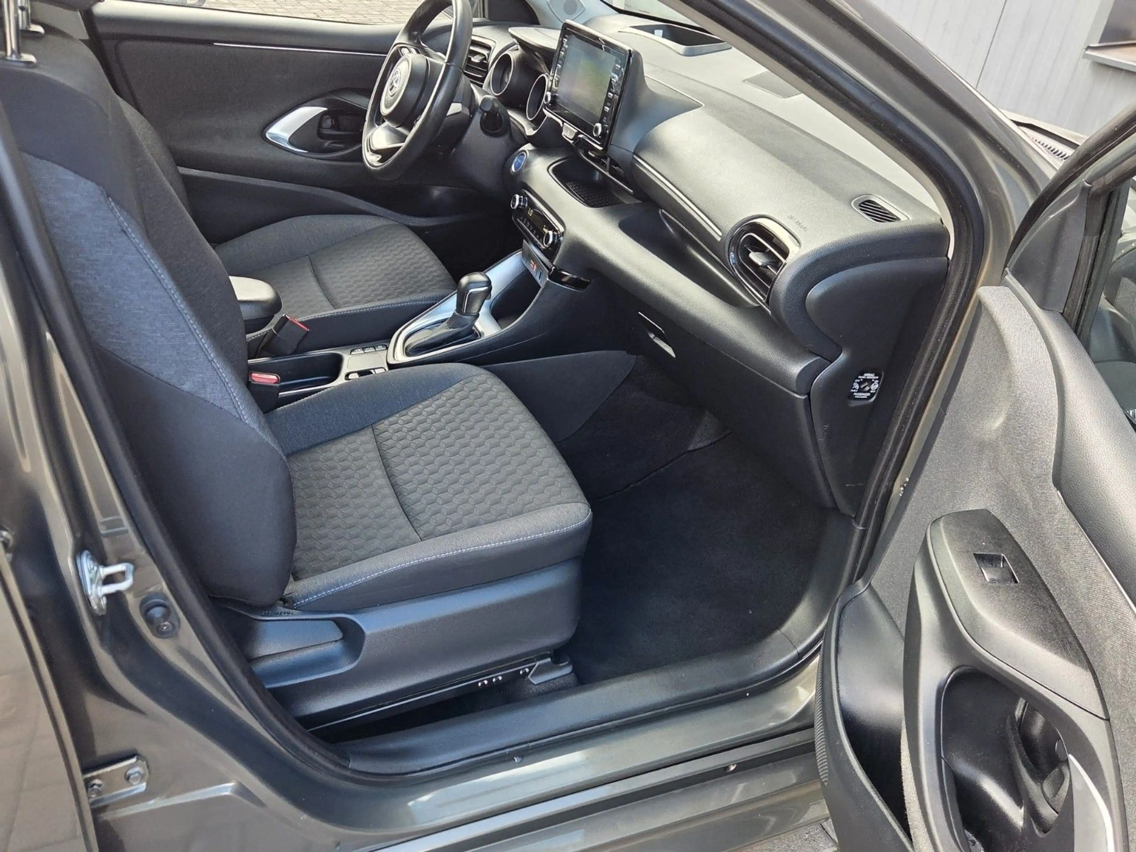 Toyota Yaris Hybrid Style 1.5/KLIMAATM/NAVI/TEMPOMAT — photo 13