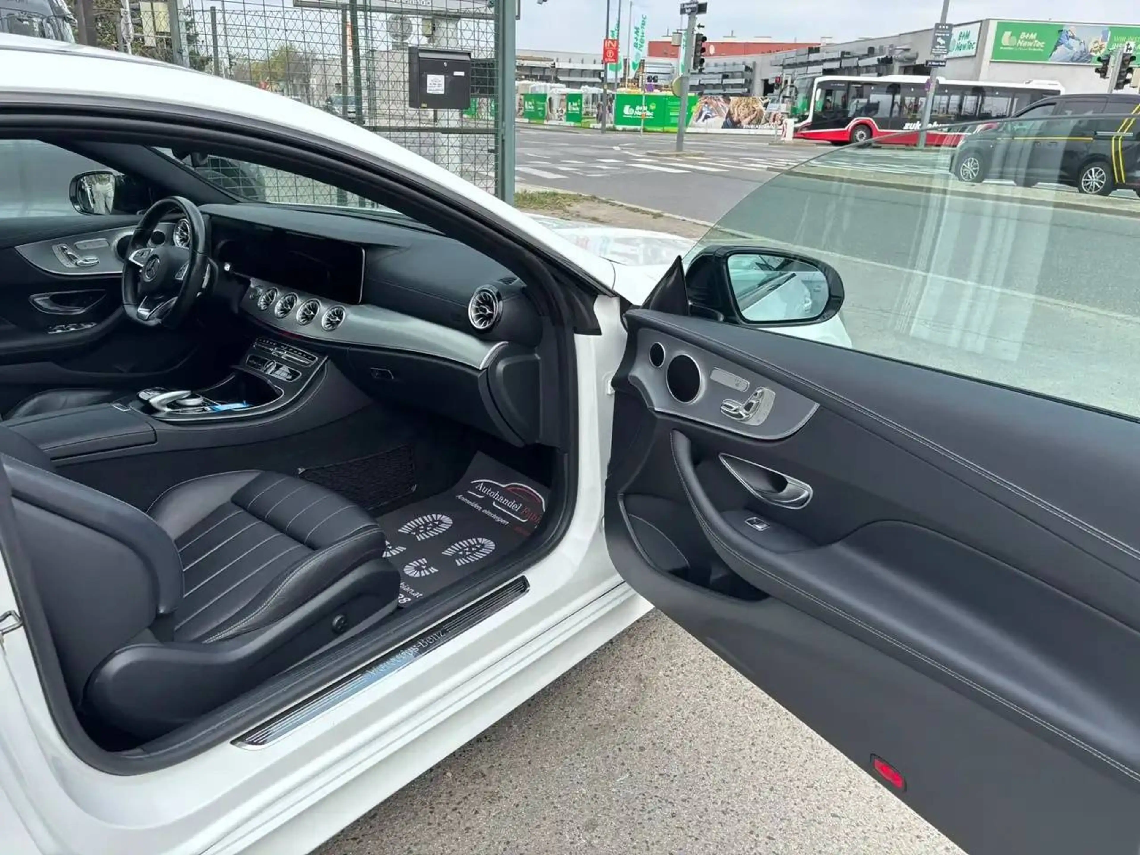 Mercedes-Benz E 220 d Autom. **AMG LINE** 194PS MegaZustand Servicegepflegt — photo 11
