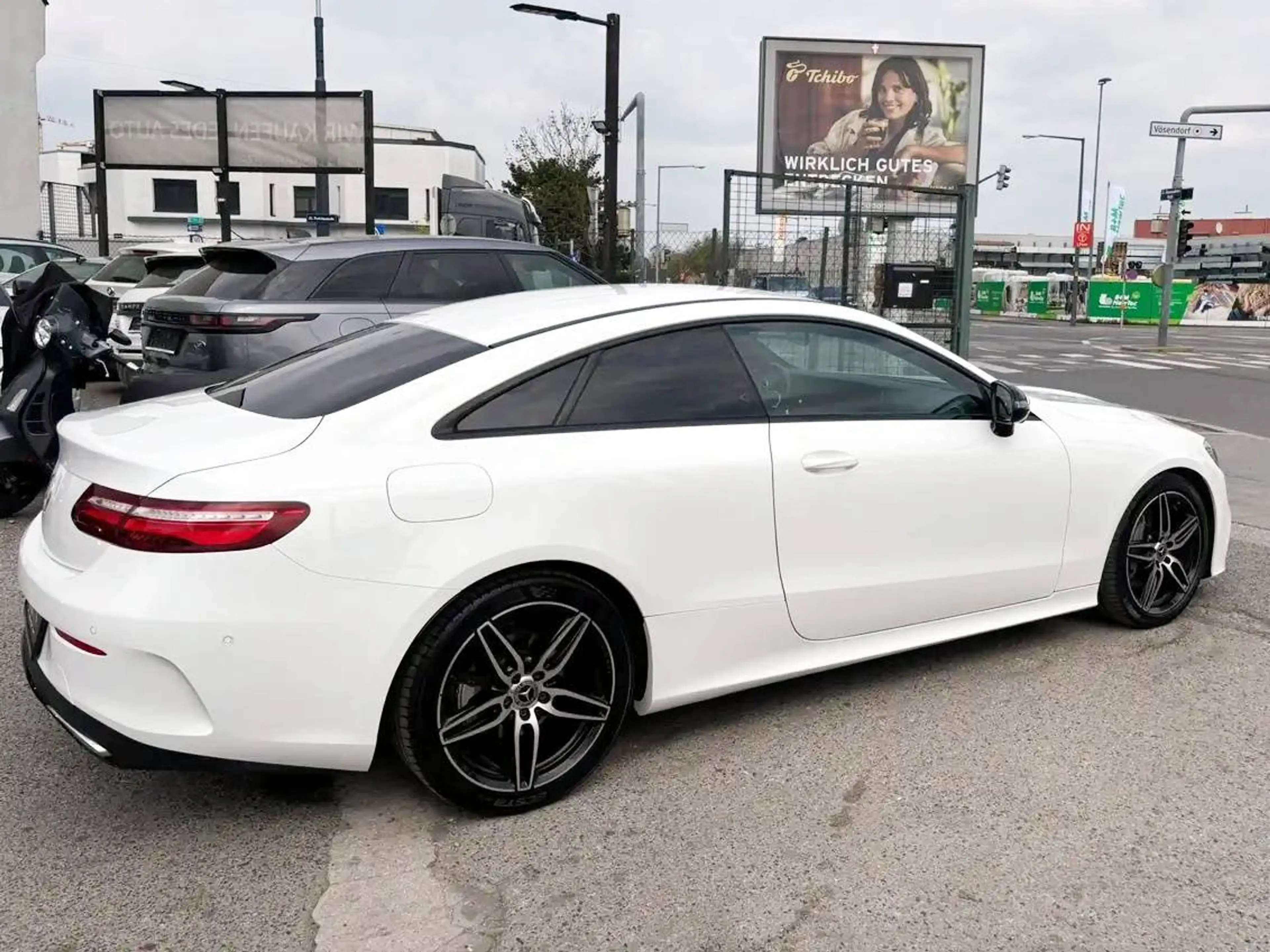 Mercedes-Benz E 220 d Autom. **AMG LINE** 194PS MegaZustand Servicegepflegt — photo 2