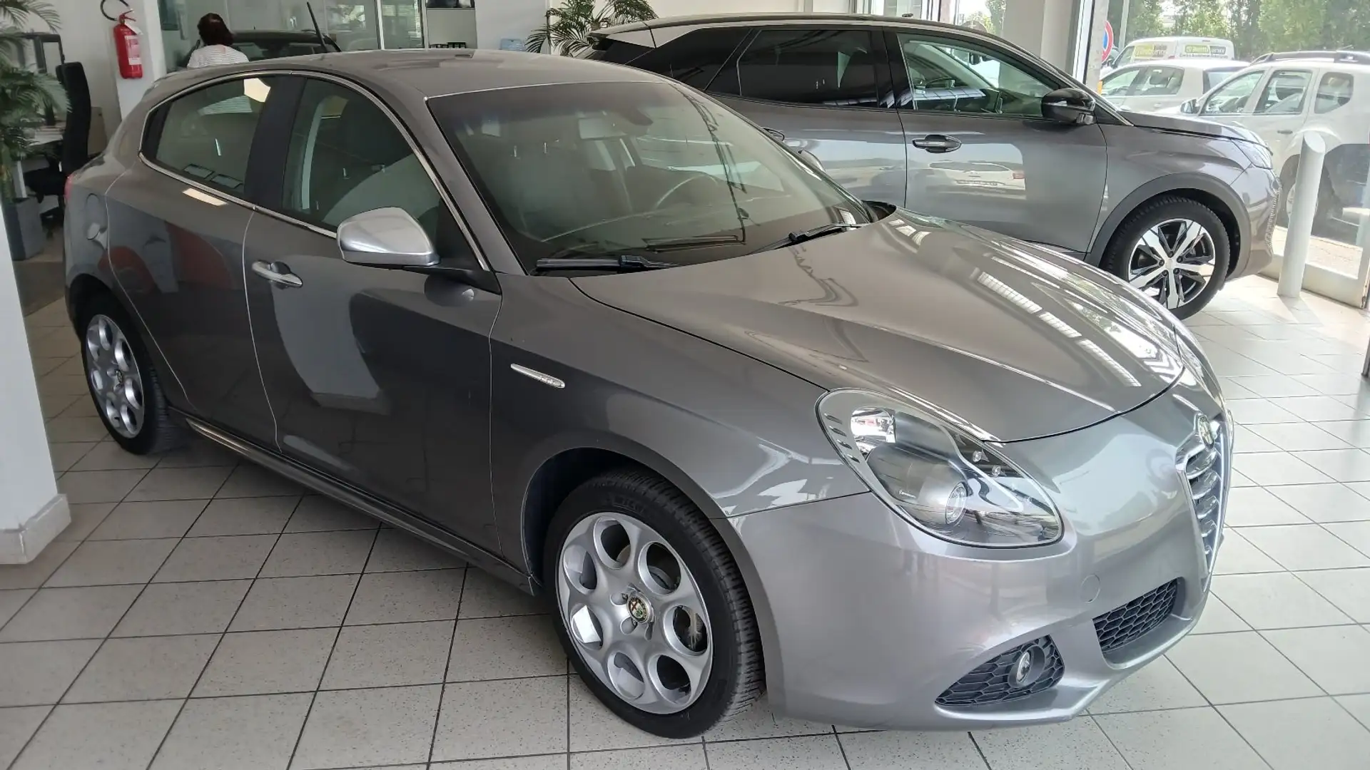 Alfa Romeo Giulietta 1.4 t. Distinctive Gpl 120cv Km 124000 siva - 2
