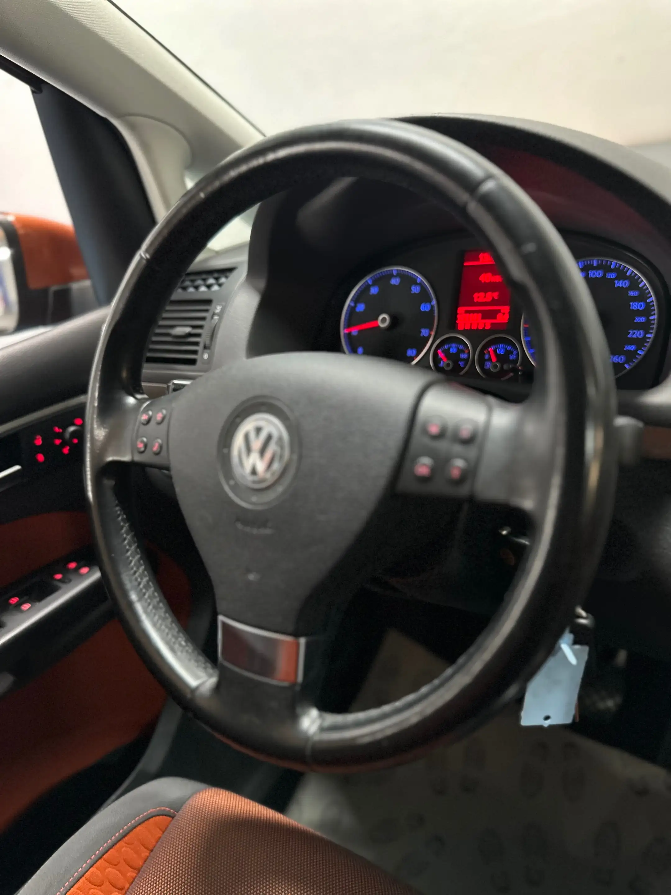 Volkswagen Cross Touran 1.4 TSI DSG — photo 13