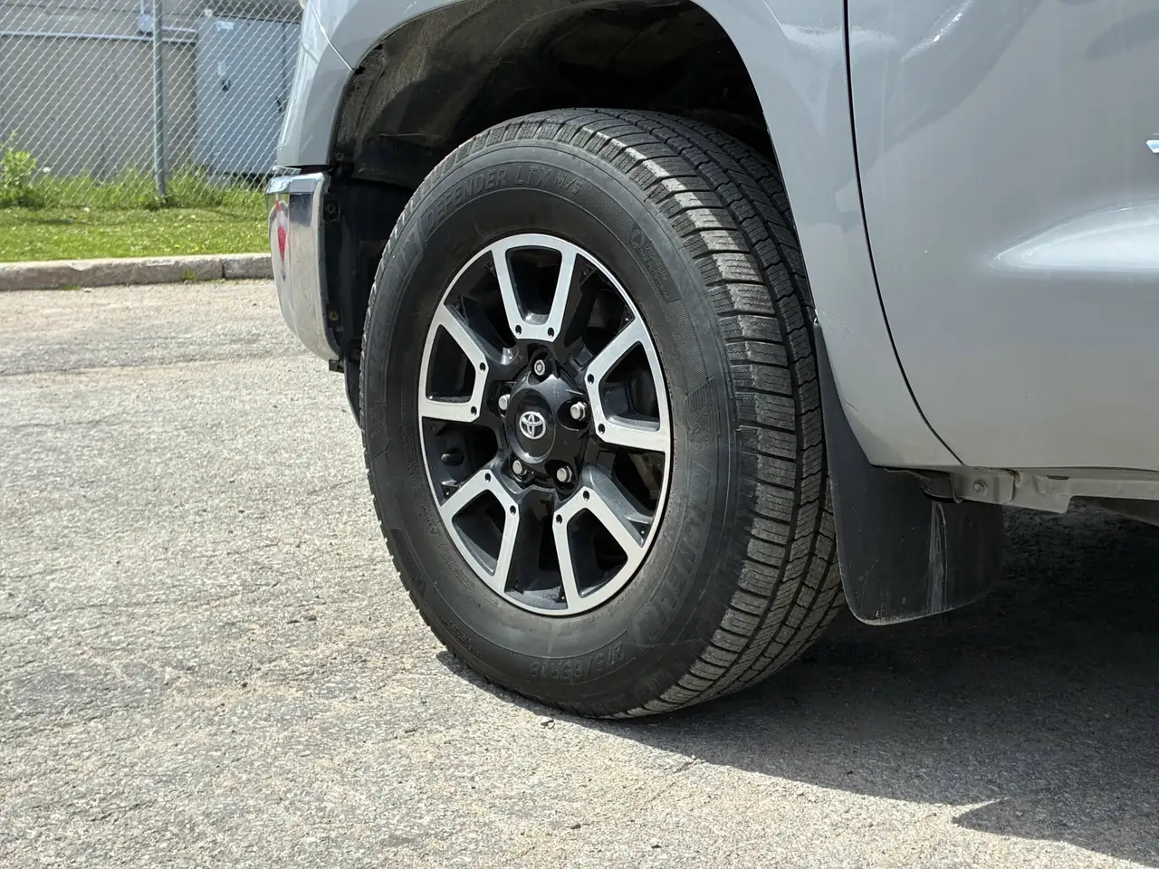 Toyota Tundra снимка Toyota Tundra