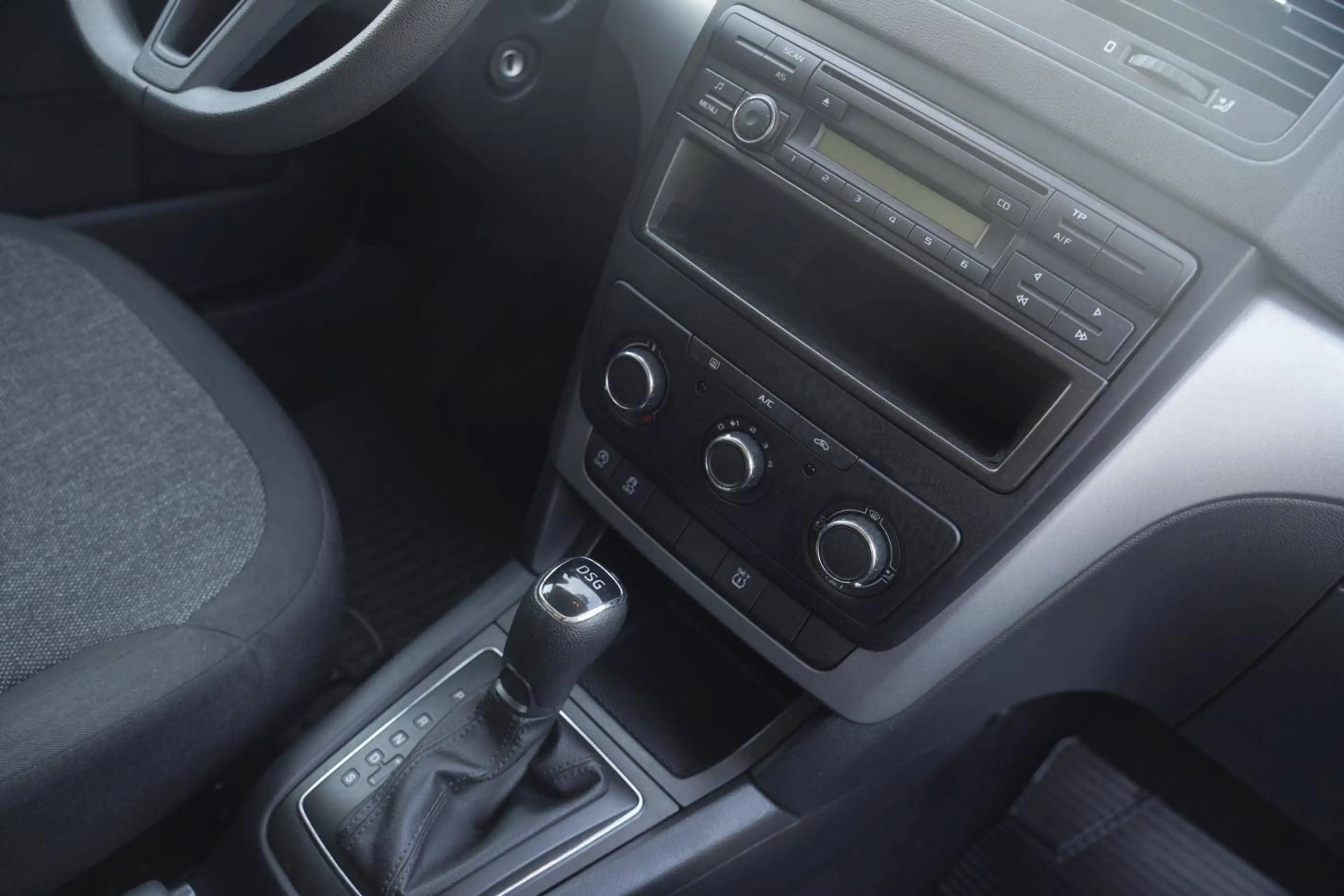 Skoda Yeti Yeti 1.2 TSI DSG Ambition Anhägekupplung 8-fach bereift — photo 7