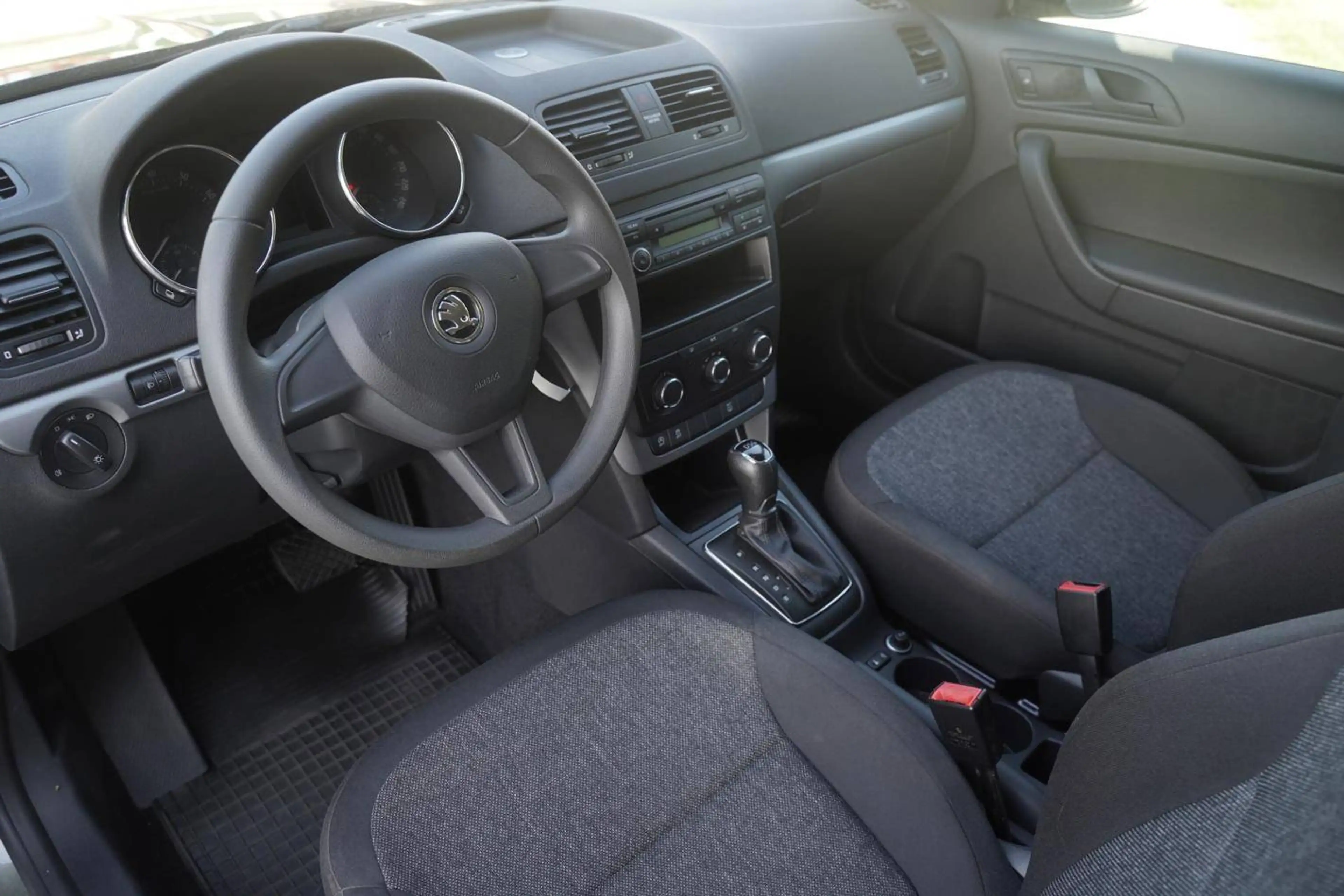 Skoda Yeti Yeti 1.2 TSI DSG Ambition Anhägekupplung 8-fach bereift — photo 4