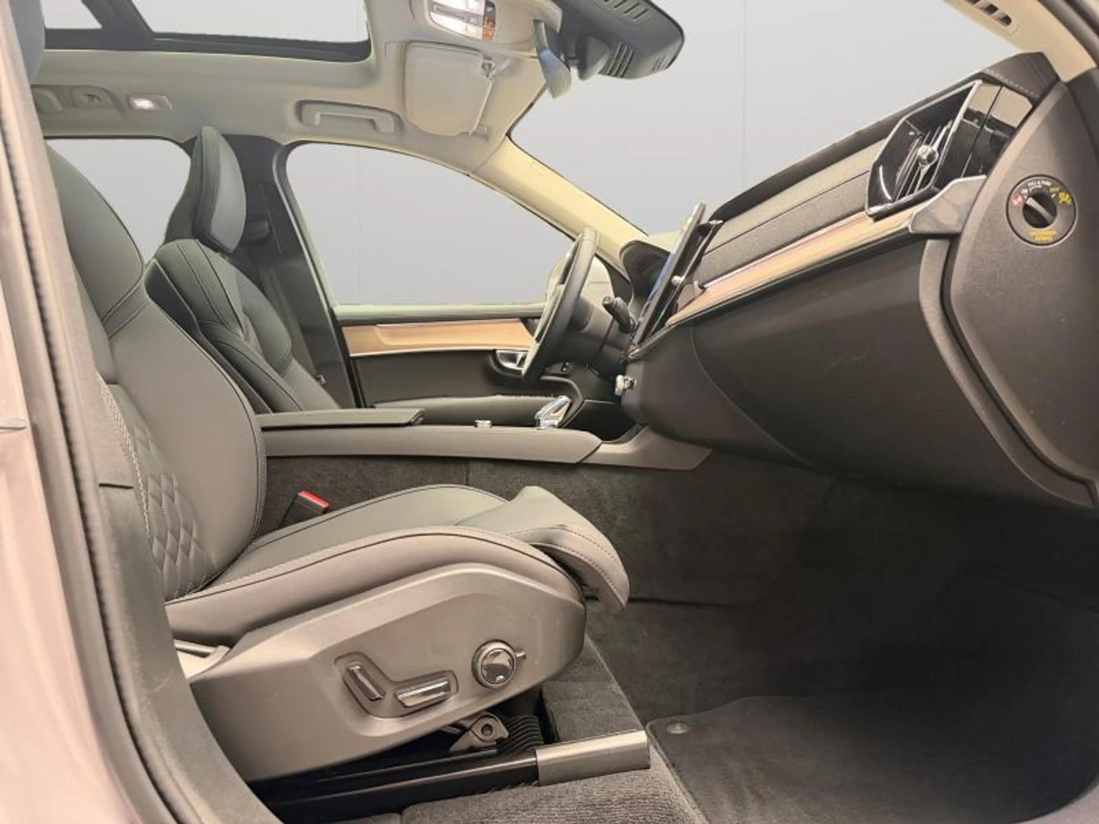 Volvo XC90 Facelift B5 AWD Plus Bright / Essence 2026 — photo 15