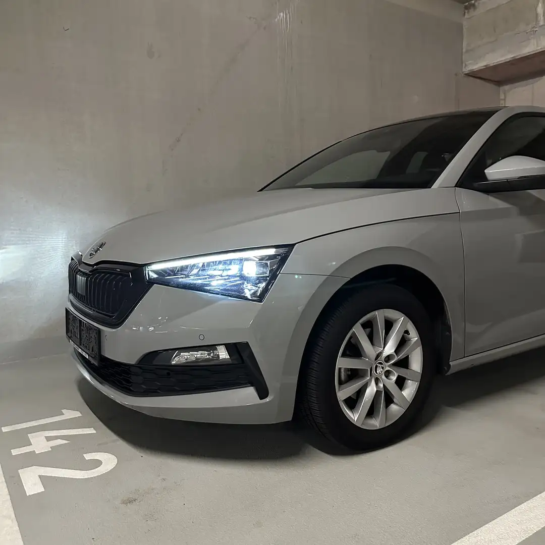 Skoda Scala 1,5 TSI Style DSG mit Panaromaglasdach uvm. Grau - 2