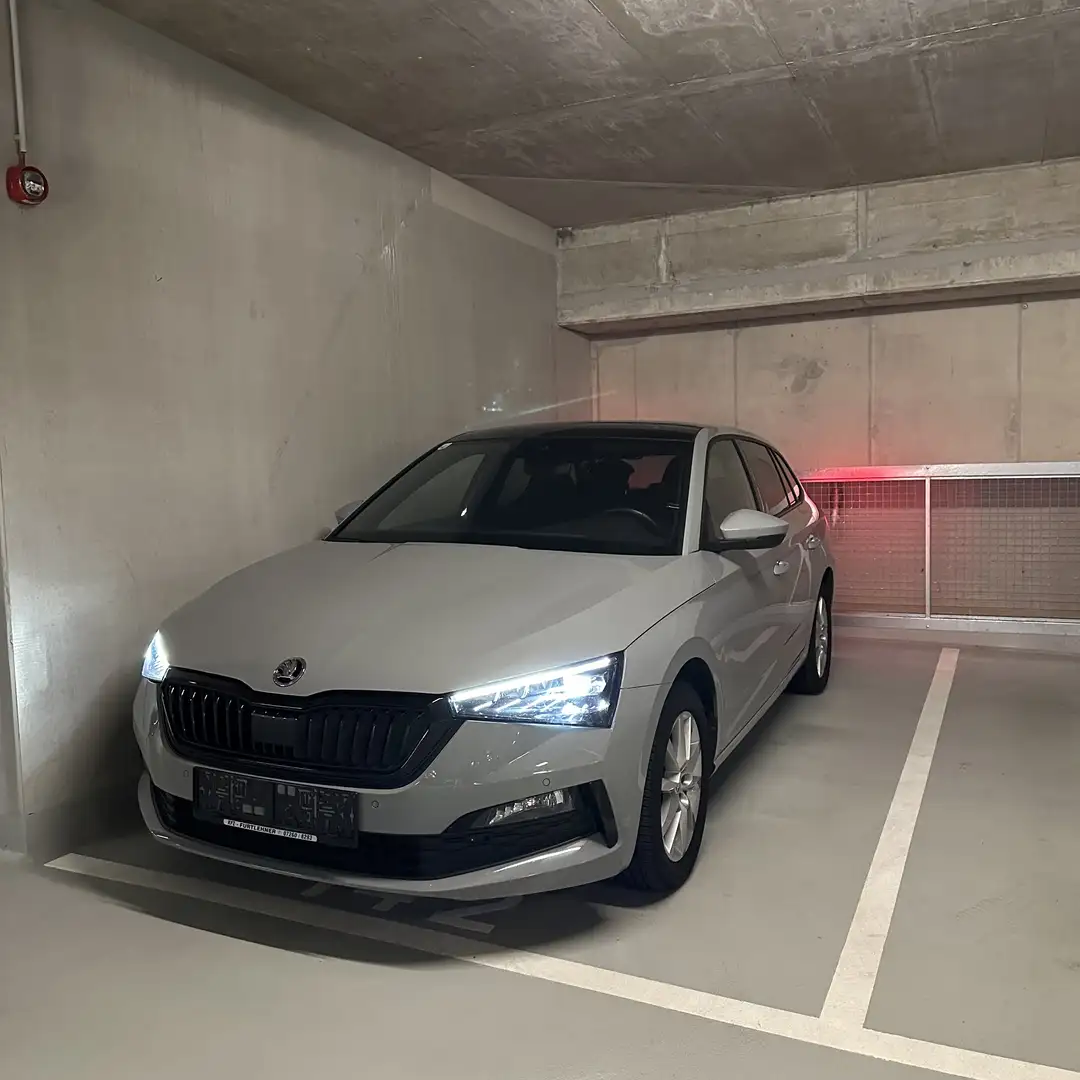 Skoda Scala 1,5 TSI Style DSG mit Panaromaglasdach uvm. Grau - 1