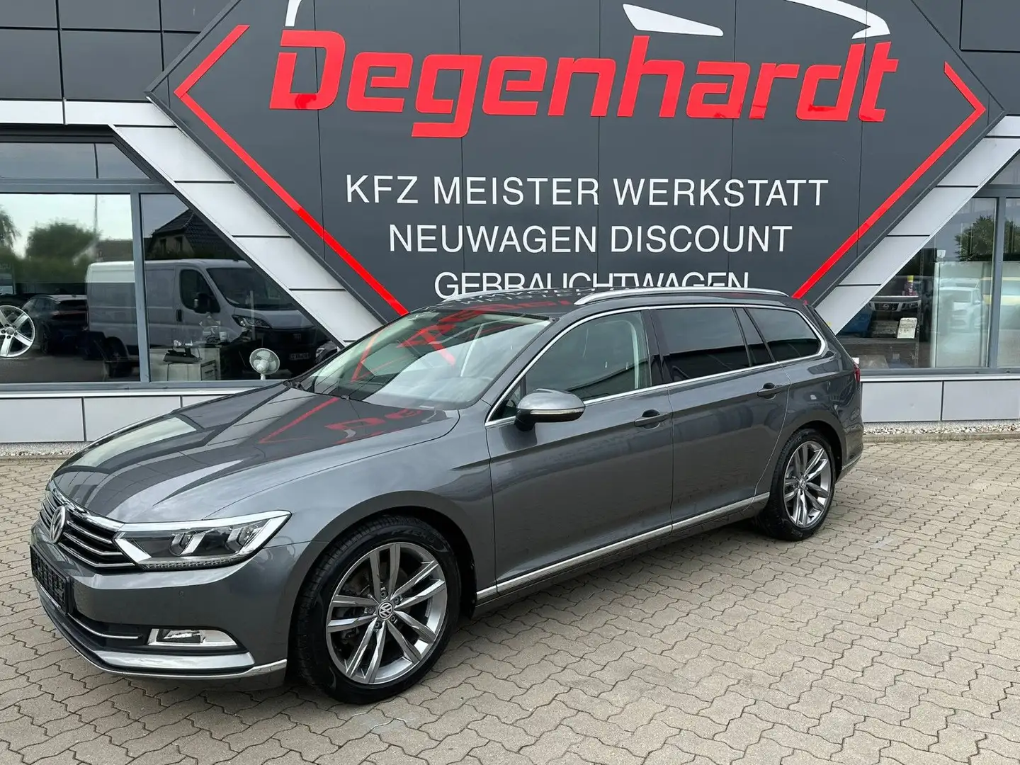 Volkswagen Passat Variant Highline 2.0 TDI ACC LED NAV Grau - 1