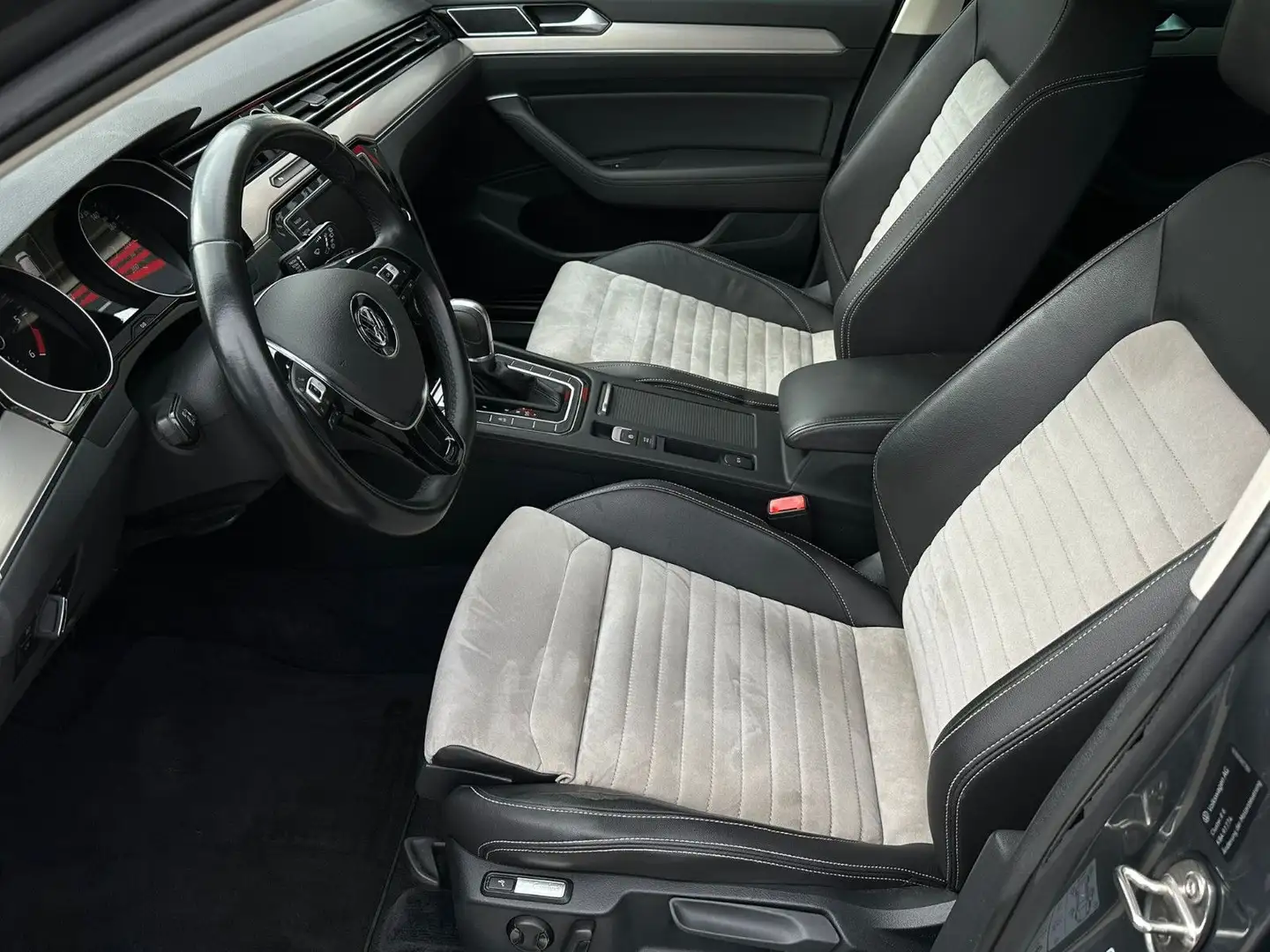 Volkswagen Passat Variant Highline 2.0 TDI ACC LED NAV Grau - 2