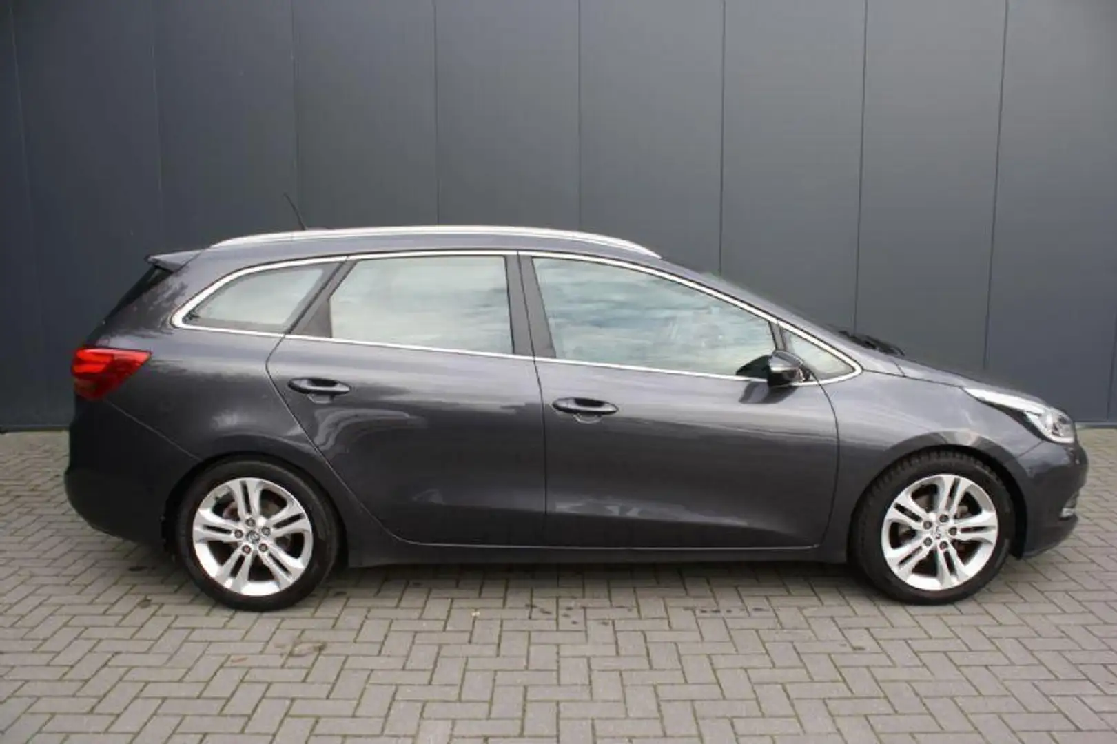 Kia Ceed SW / cee'd SW Sportswagon 1.6 GDI Plus Pack - NAVIGATIE - CAMERA Gris - 2