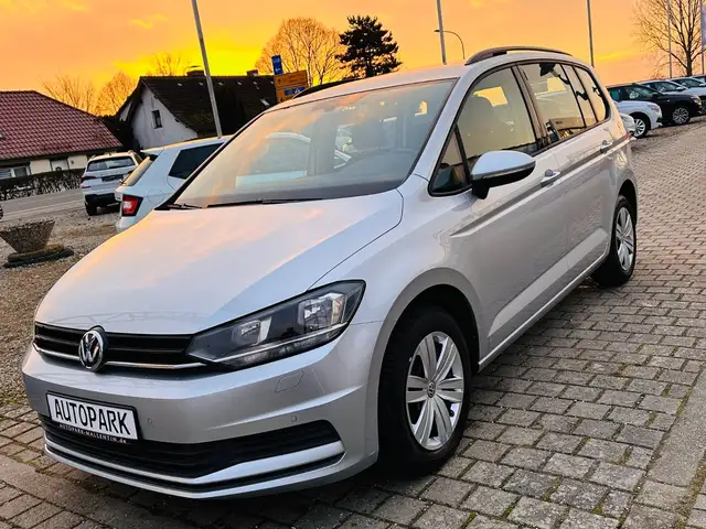 Volkswagen Touran view 3