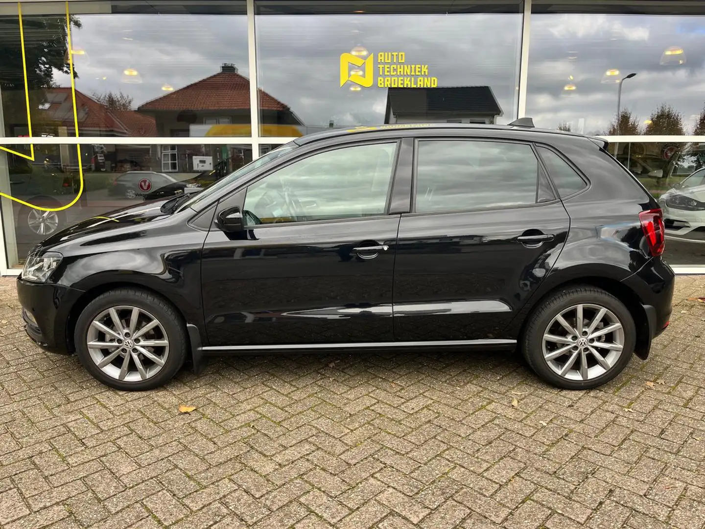 Volkswagen Polo 1.2 TSI BLUEMOTION CRUISECONTROL | AIRCO | 16 INCH Zwart - 2