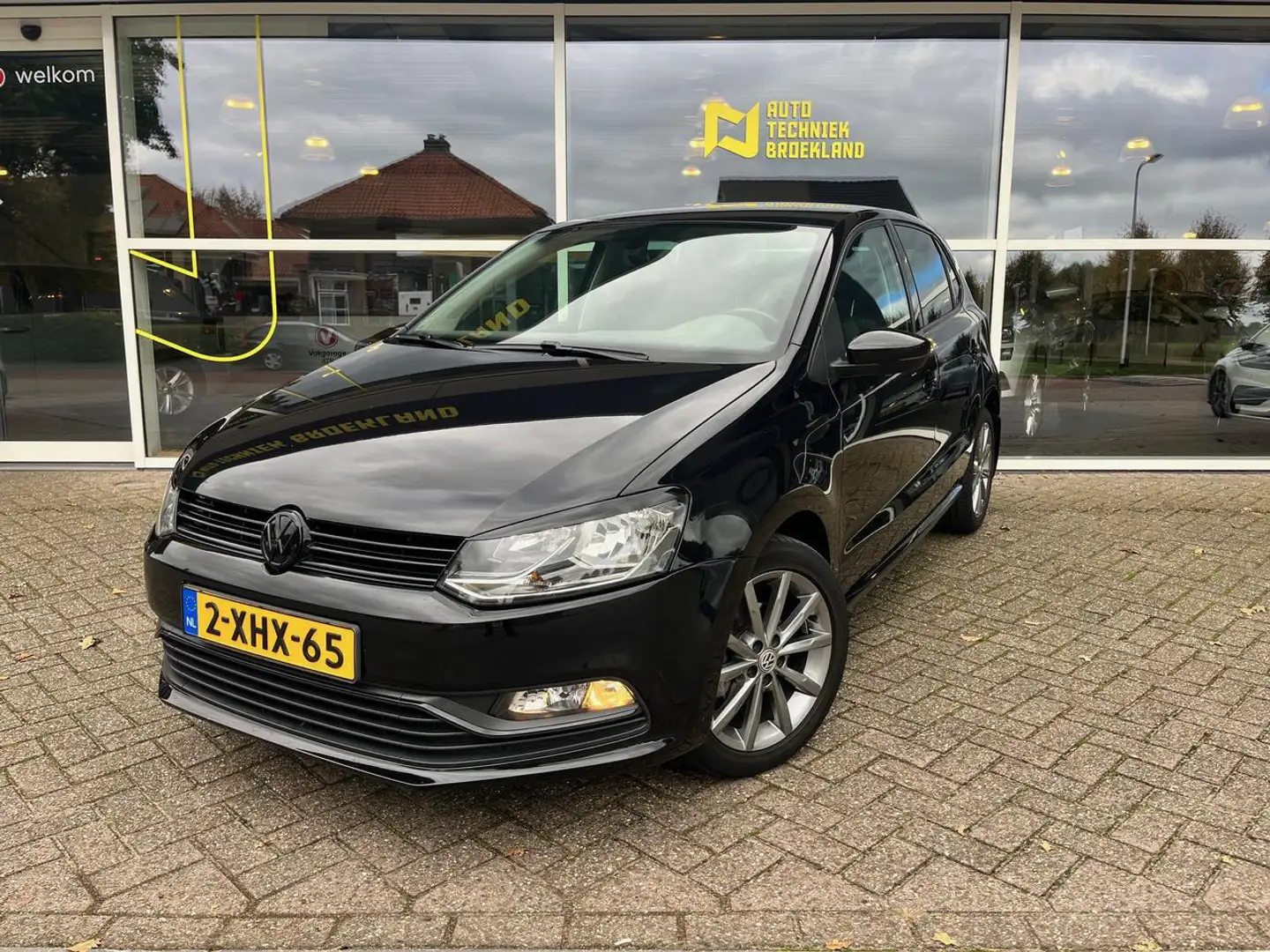 Volkswagen Polo 1.2 TSI BLUEMOTION CRUISECONTROL | AIRCO | 16 INCH Zwart - 1