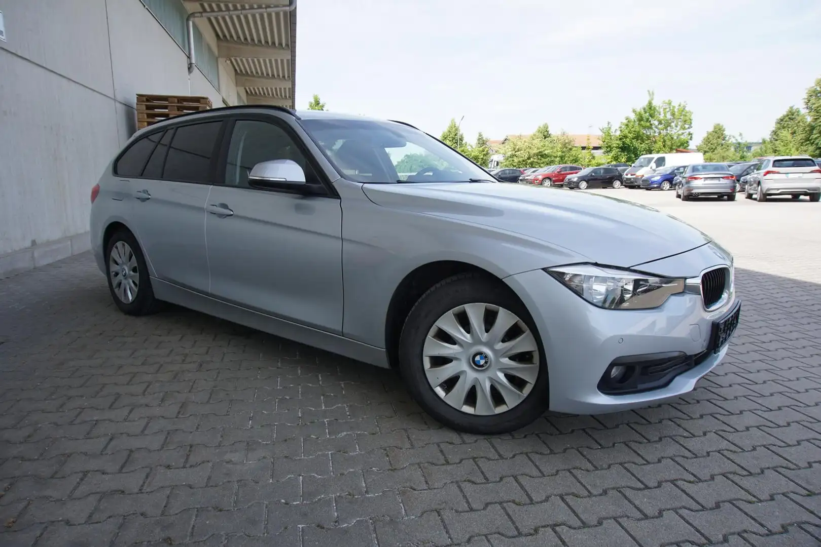 BMW 318 d Touring Automatik AHK Navi PDC SHZ Срібний - 1