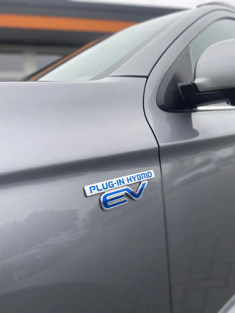 Mitsubishi Outlander 2.0 PHEV Instyle |Elektrische stoelen!|Pano!|Navi! Grau - 2