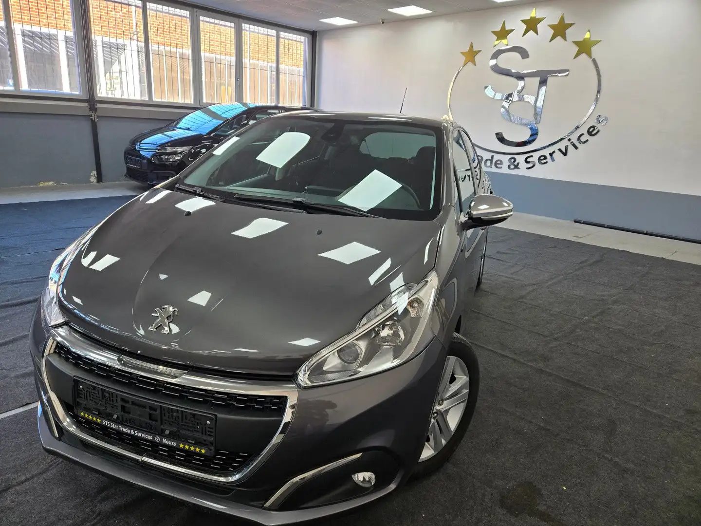 Peugeot 208 Signature Grau - 1
