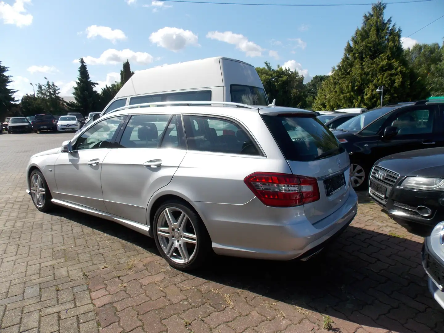 Mercedes-Benz E 300 CDI BlueEfficiency E  T-Modell AMG Paket ab Werk Silber - 2