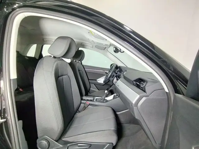 Audi Q3 view 8