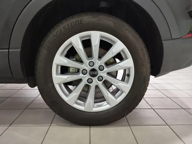 Audi Q3 view 10
