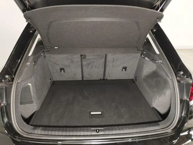 Audi Q3 view 9
