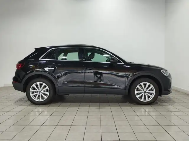 Audi Q3 view 3