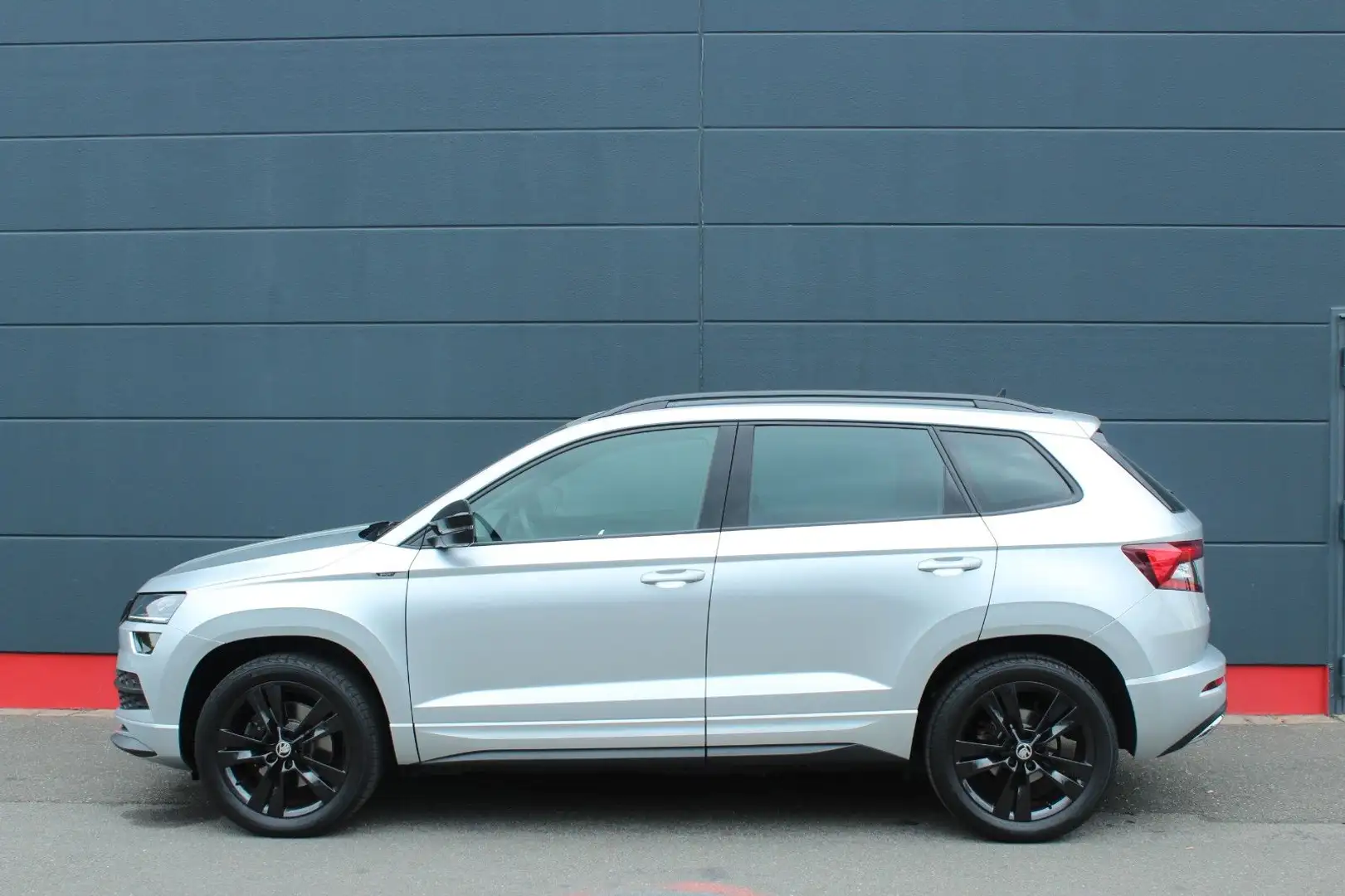 Skoda Karoq Sportline 4x4 *AHK*LED*NAVI* SHZ*1Hand Zilver - 2
