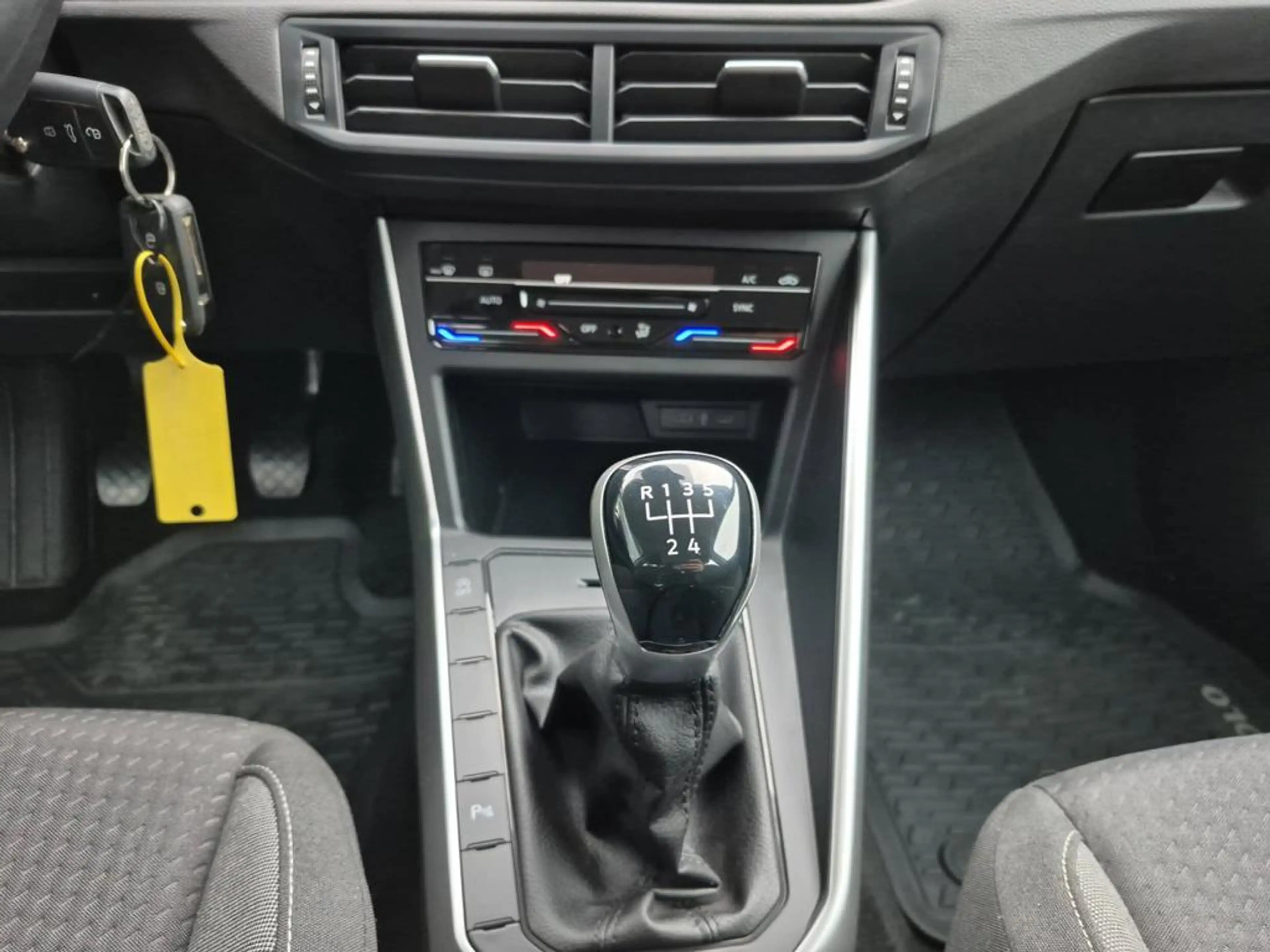 Volkswagen Polo Polo Life Business1.0 TSI OPF 70 kW (95 ch) 5 vitesses manuel — photo 6