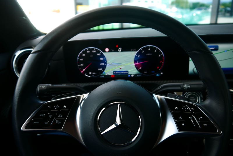 Mercedes-Benz CLA 180 Aut. *Digitales Cockpit-Advanced-Paket-LED* — photo 14