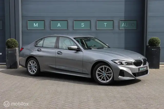 BMW 3 Series view 4
