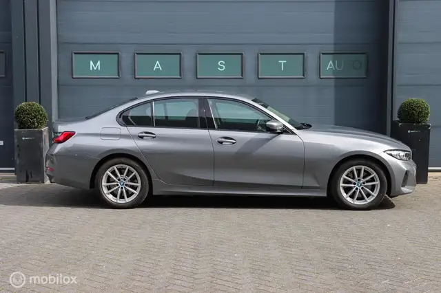 BMW 3 Series view 5