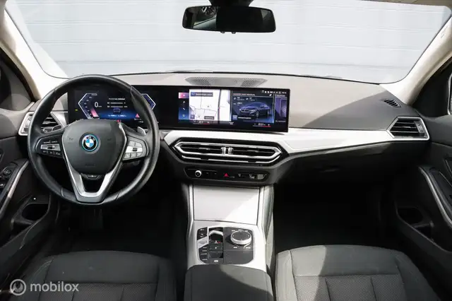 BMW 3 Series view 3