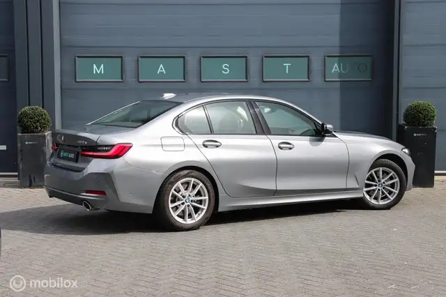 BMW 3 Series view 8