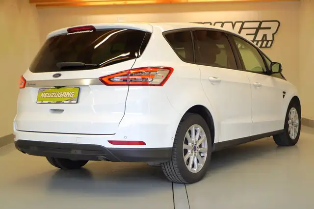 Ford S-Max view 3