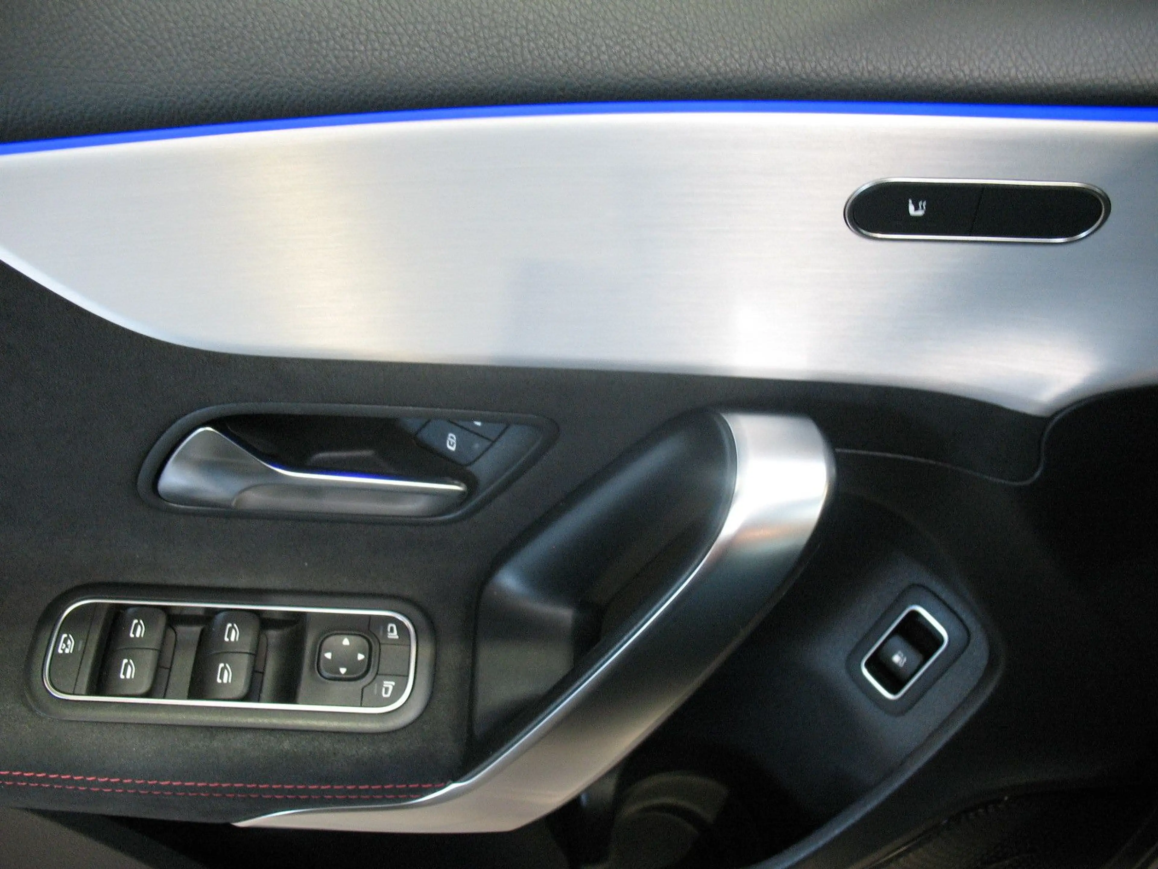 Mercedes-Benz A 250 e 8G-DCT AMG Line *LED*SHD*PANORAMA* — photo 15