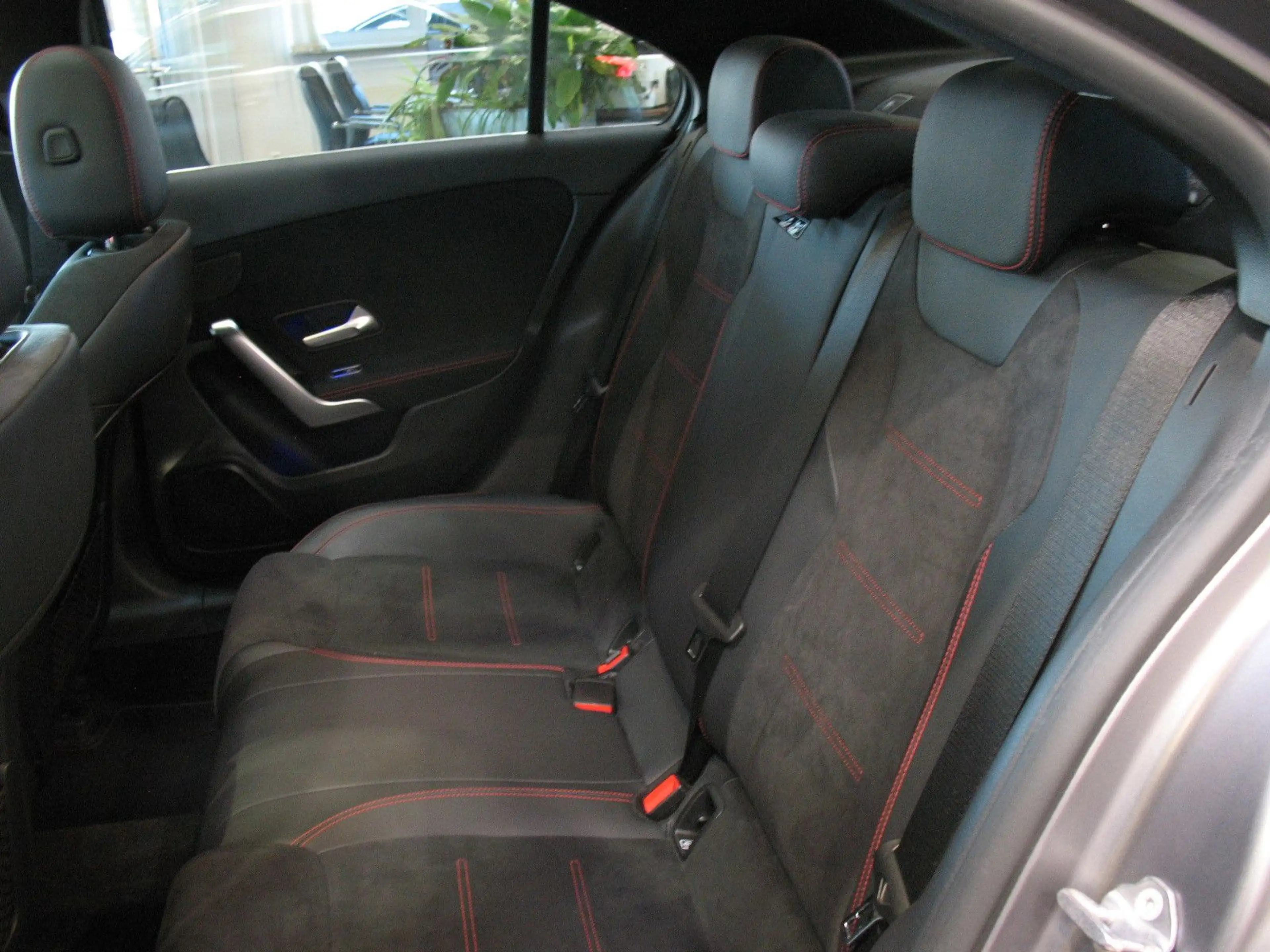 Mercedes-Benz A 250 e 8G-DCT AMG Line *LED*SHD*PANORAMA* — photo 12