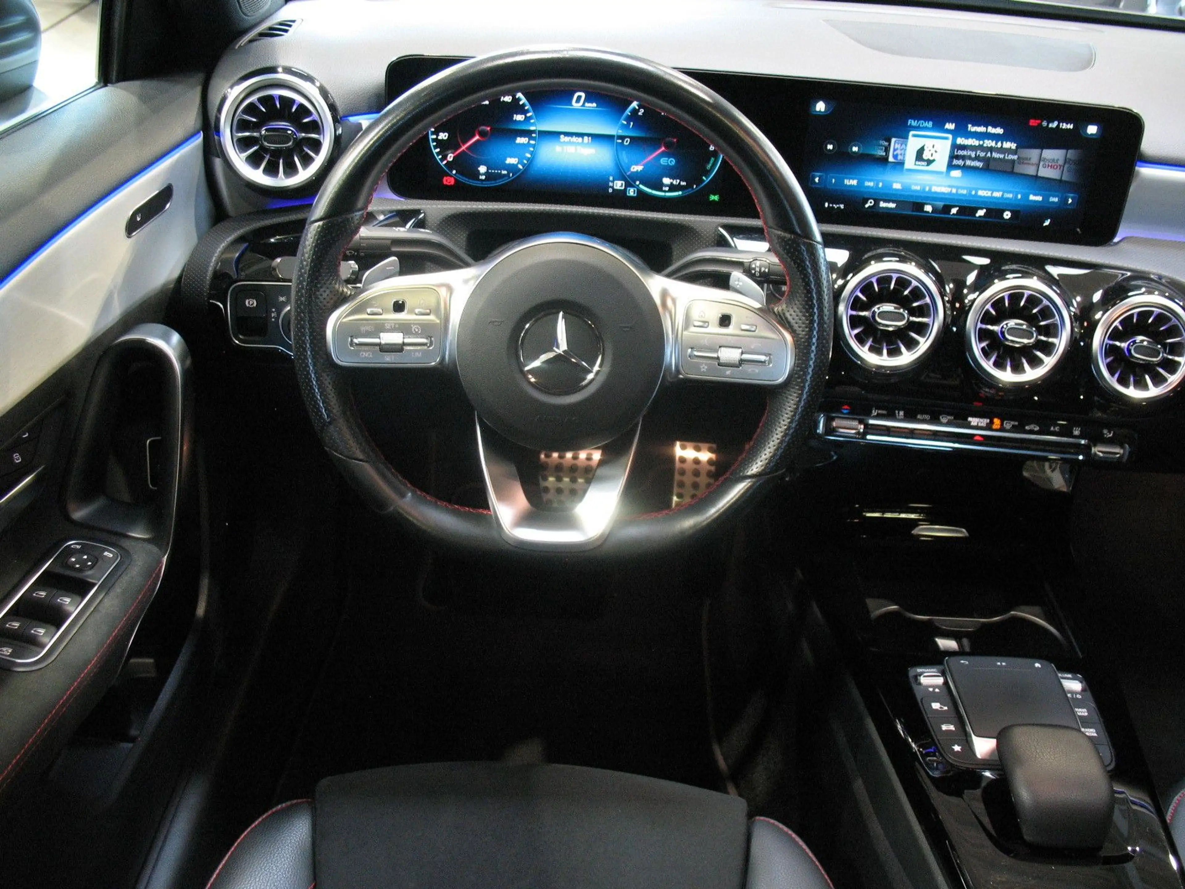 Mercedes-Benz A 250 e 8G-DCT AMG Line *LED*SHD*PANORAMA* — photo 11