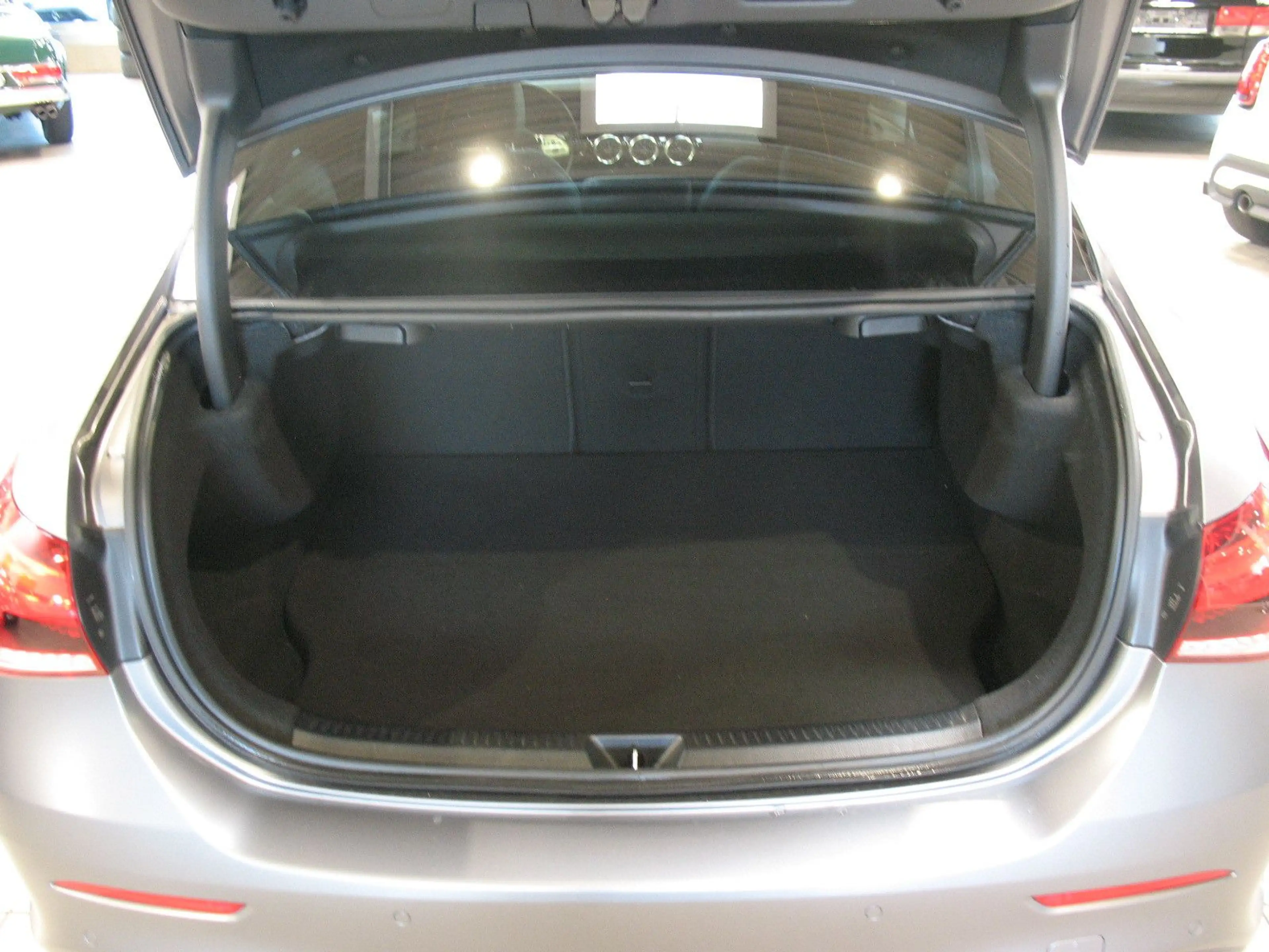 Mercedes-Benz A 250 e 8G-DCT AMG Line *LED*SHD*PANORAMA* — photo 6