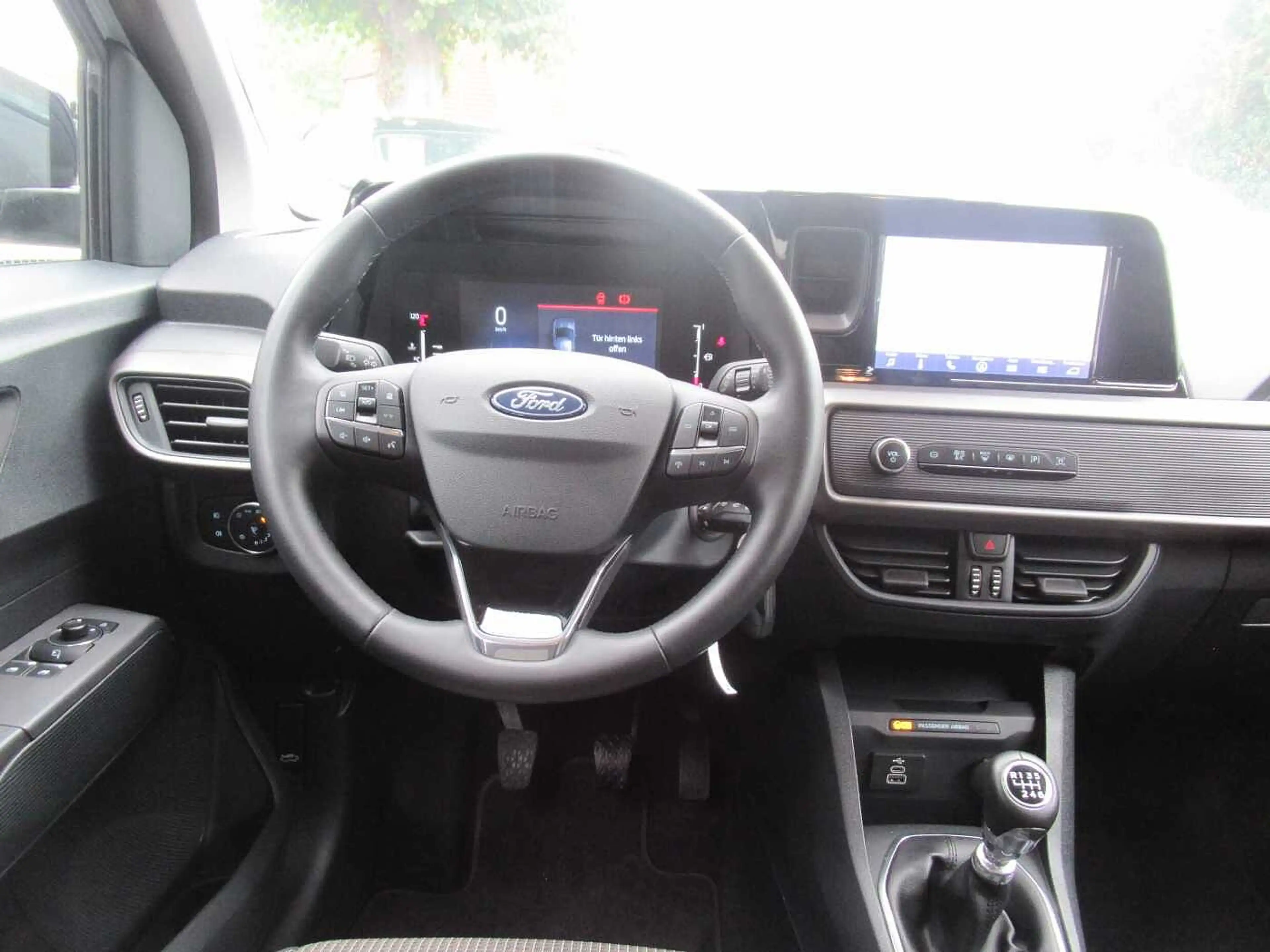Ford Tourneo Courier — photo 10