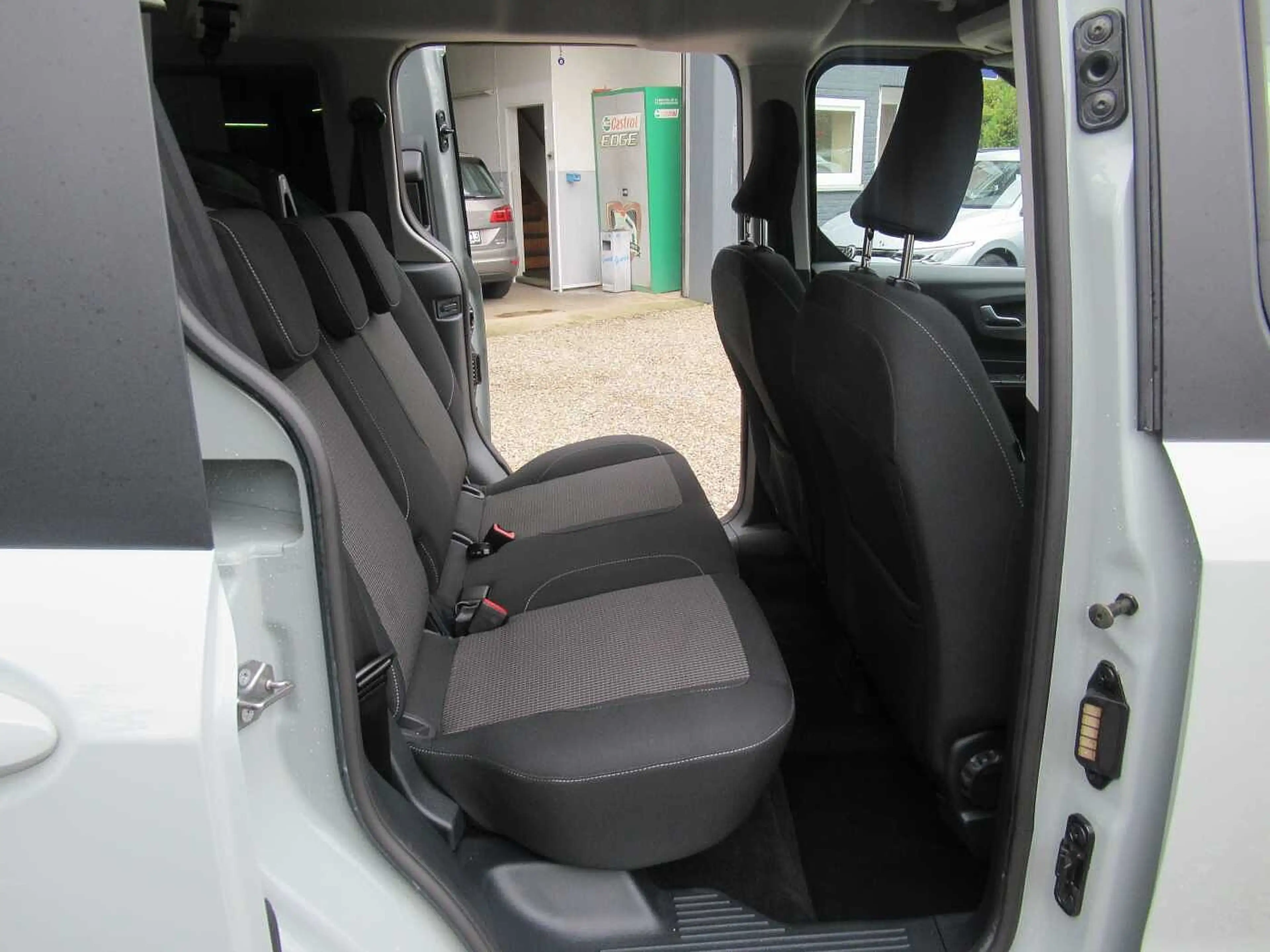 Ford Tourneo Courier — photo 12