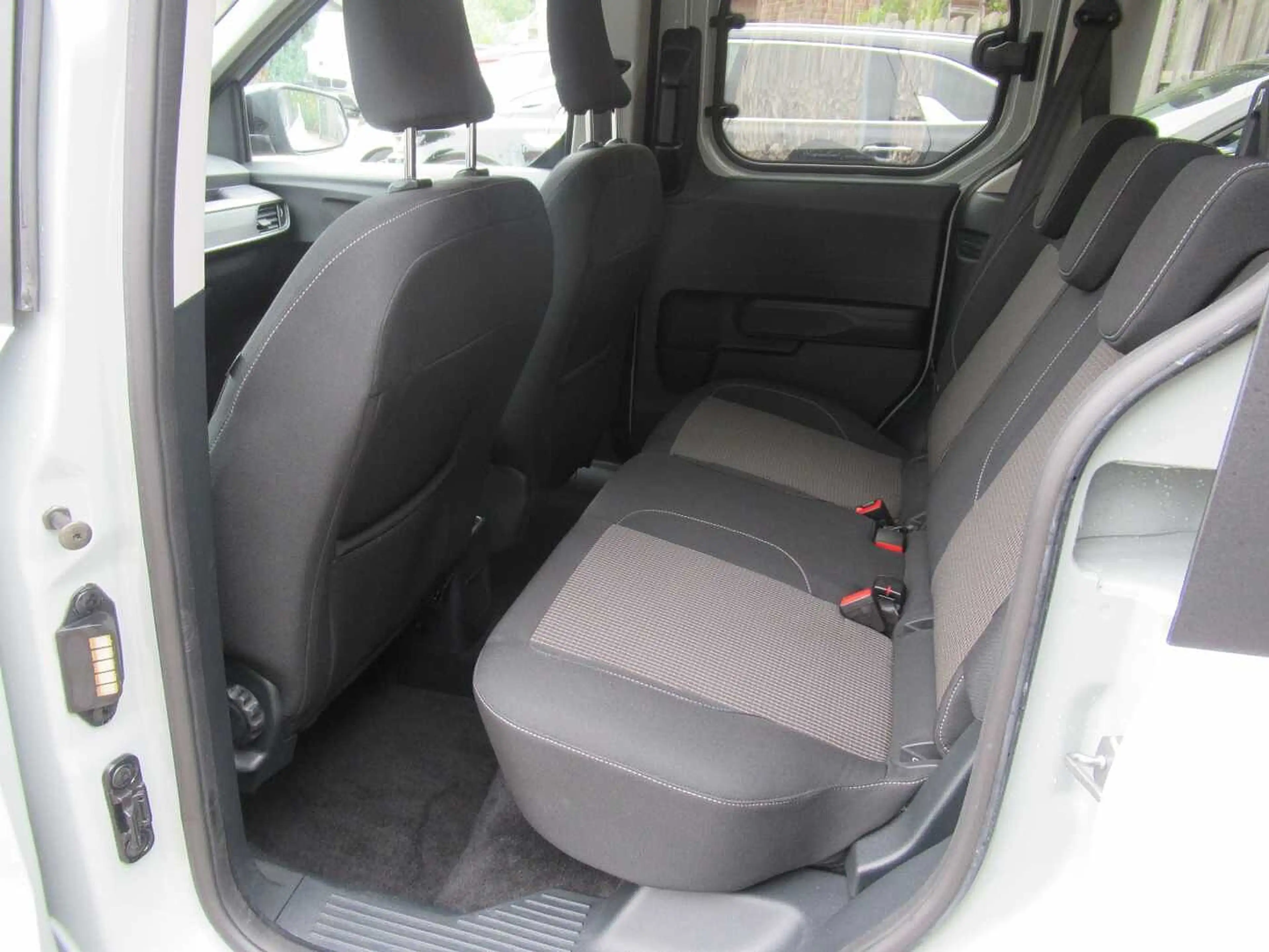 Ford Tourneo Courier — photo 8