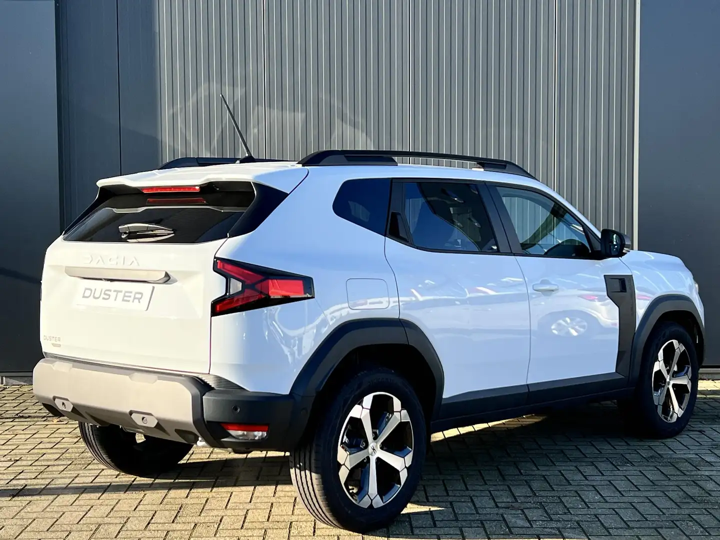 Dacia Duster 1.6 Hybrid 140 Journey | Pack Parking | 18-Inch Li - 2