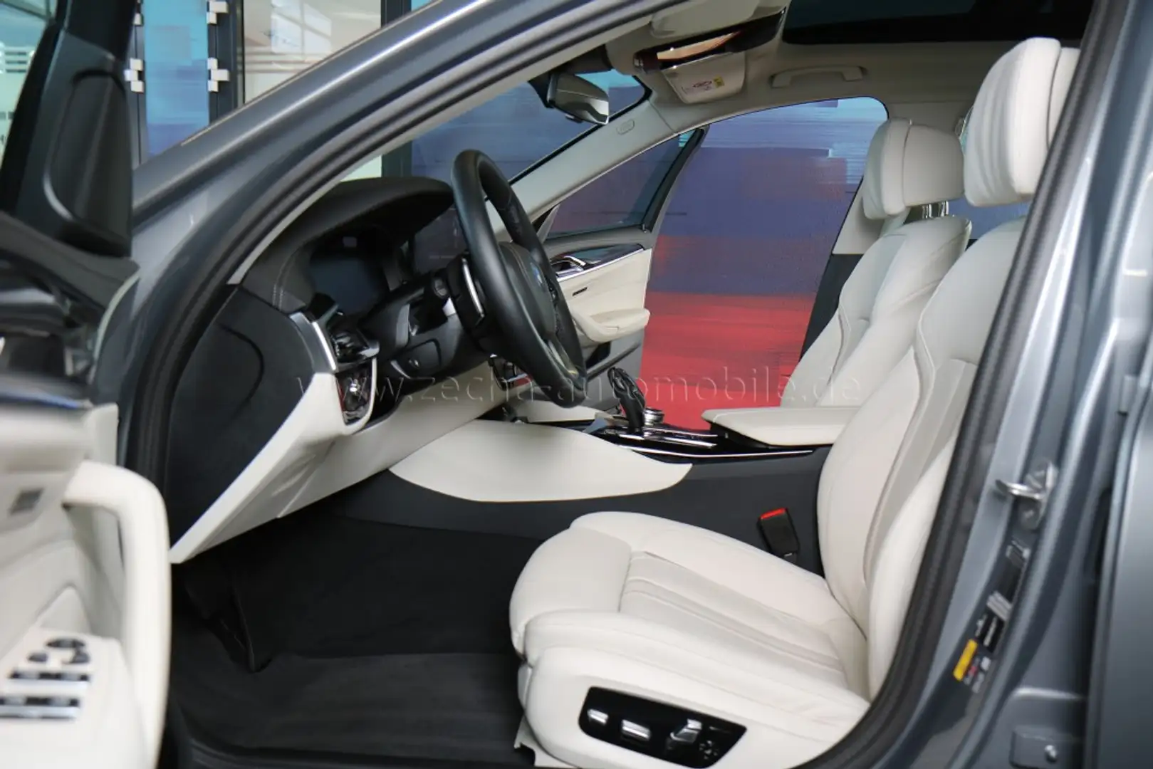 BMW 530 e Touring LuxuryLine DrivProf.Laser.Panodach Grey - 2