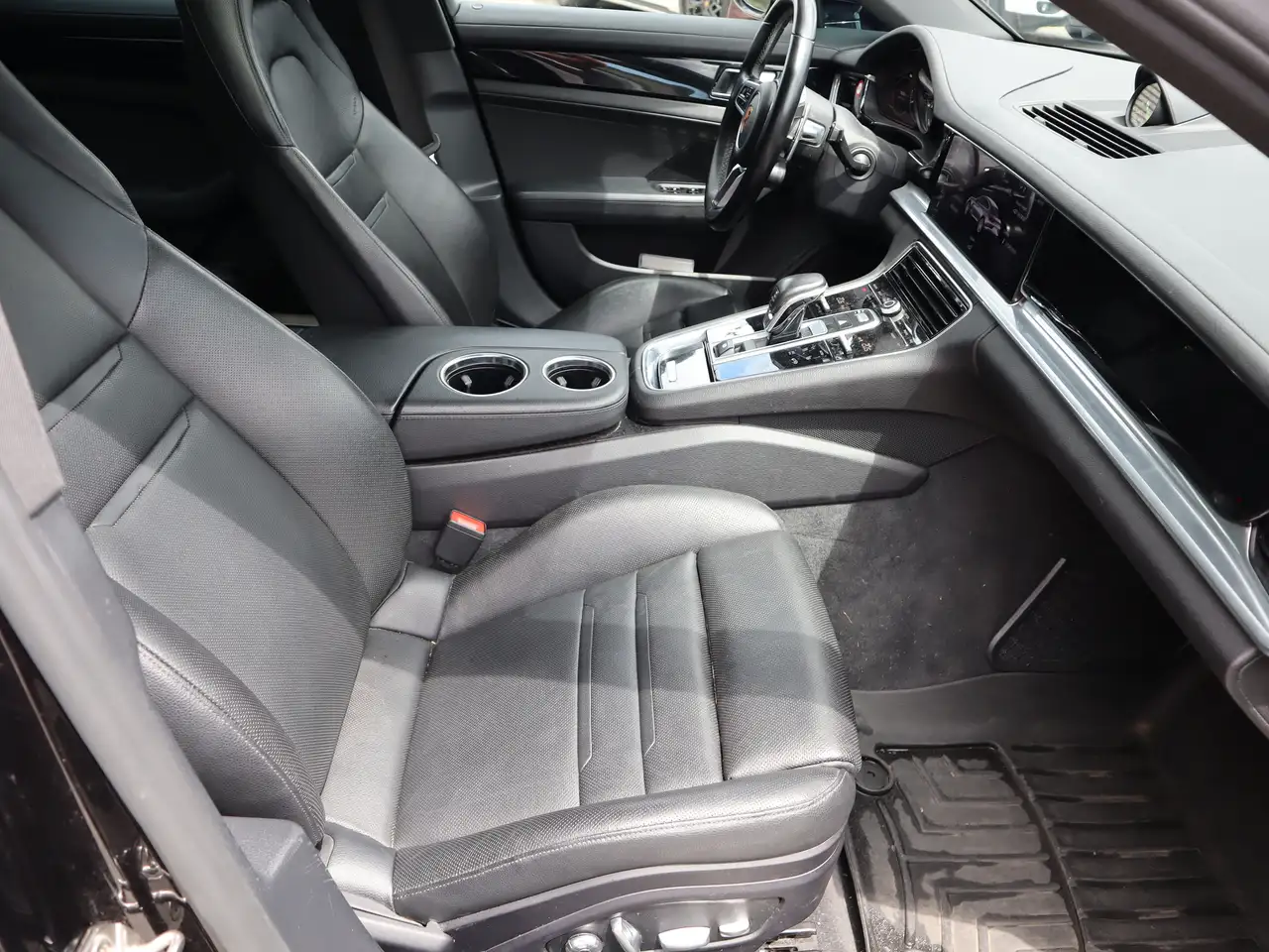 Porsche Panamera снимка Porsche Panamera