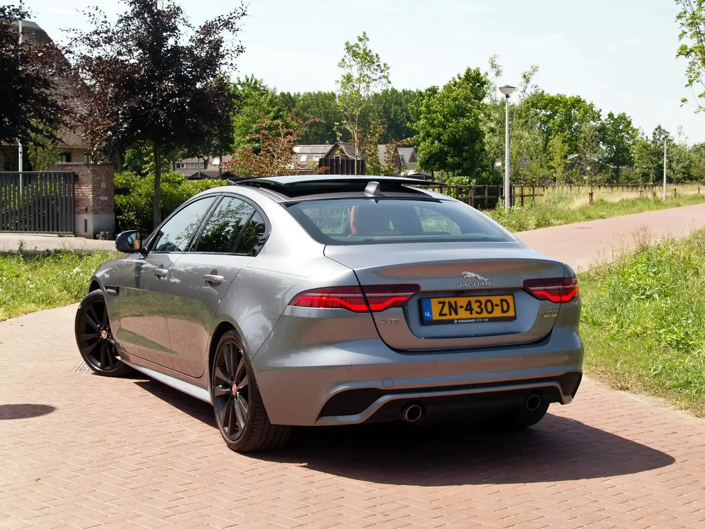 Jaguar XE 2.0 P250 HSE | R-Dynamic | Panoramadak | Camera | Grijs - 2