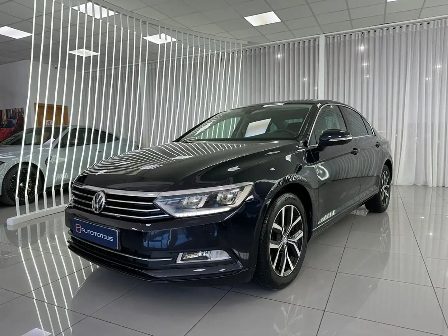 Volkswagen Passat 1.6TDI Advance 88kW Negro - 1
